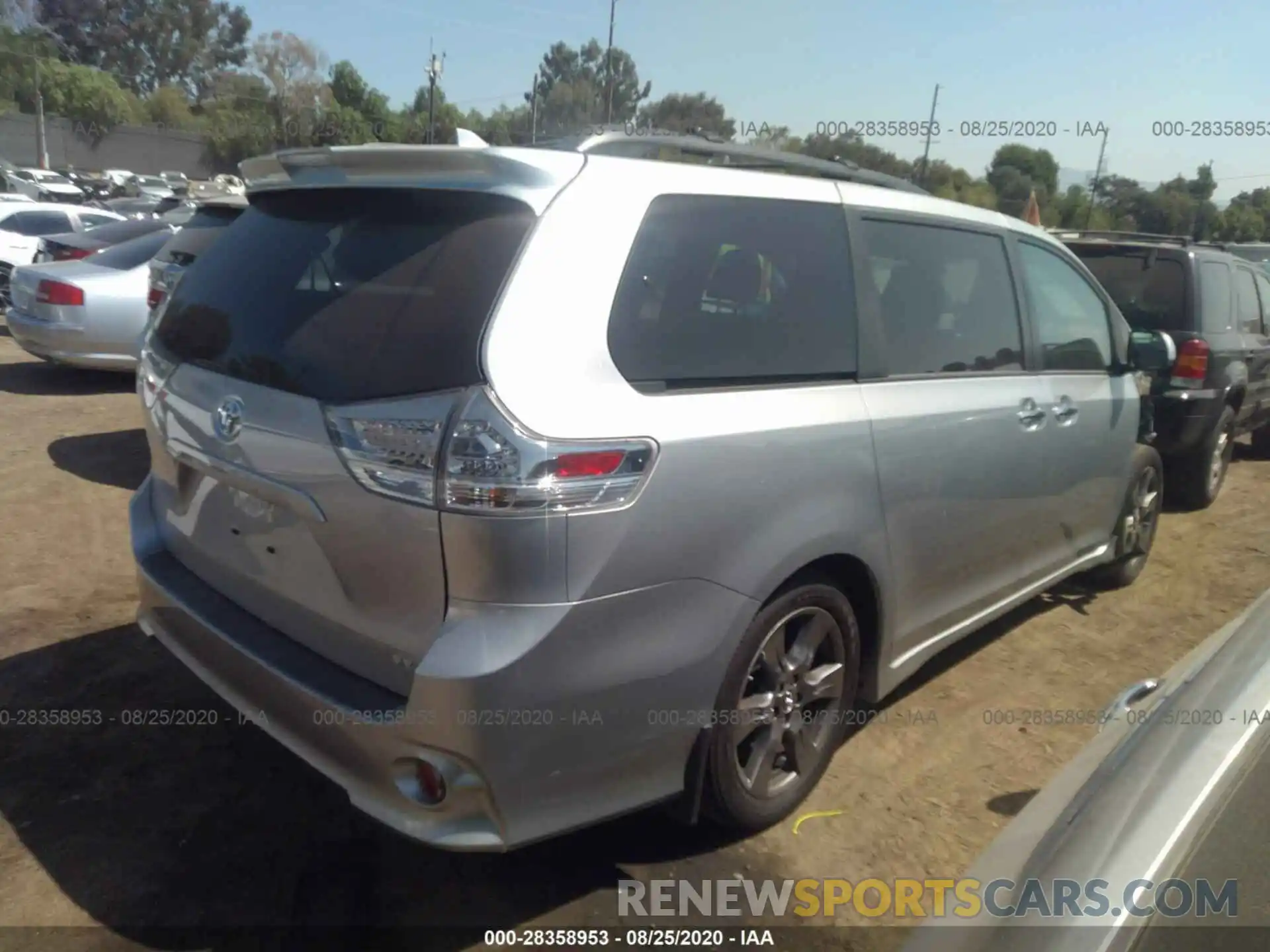 4 Photograph of a damaged car 5TDXZ3DC2LS048580 TOYOTA SIENNA 2020