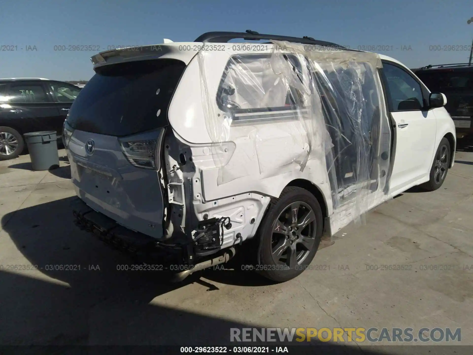 4 Photograph of a damaged car 5TDXZ3DC2LS052015 TOYOTA SIENNA 2020