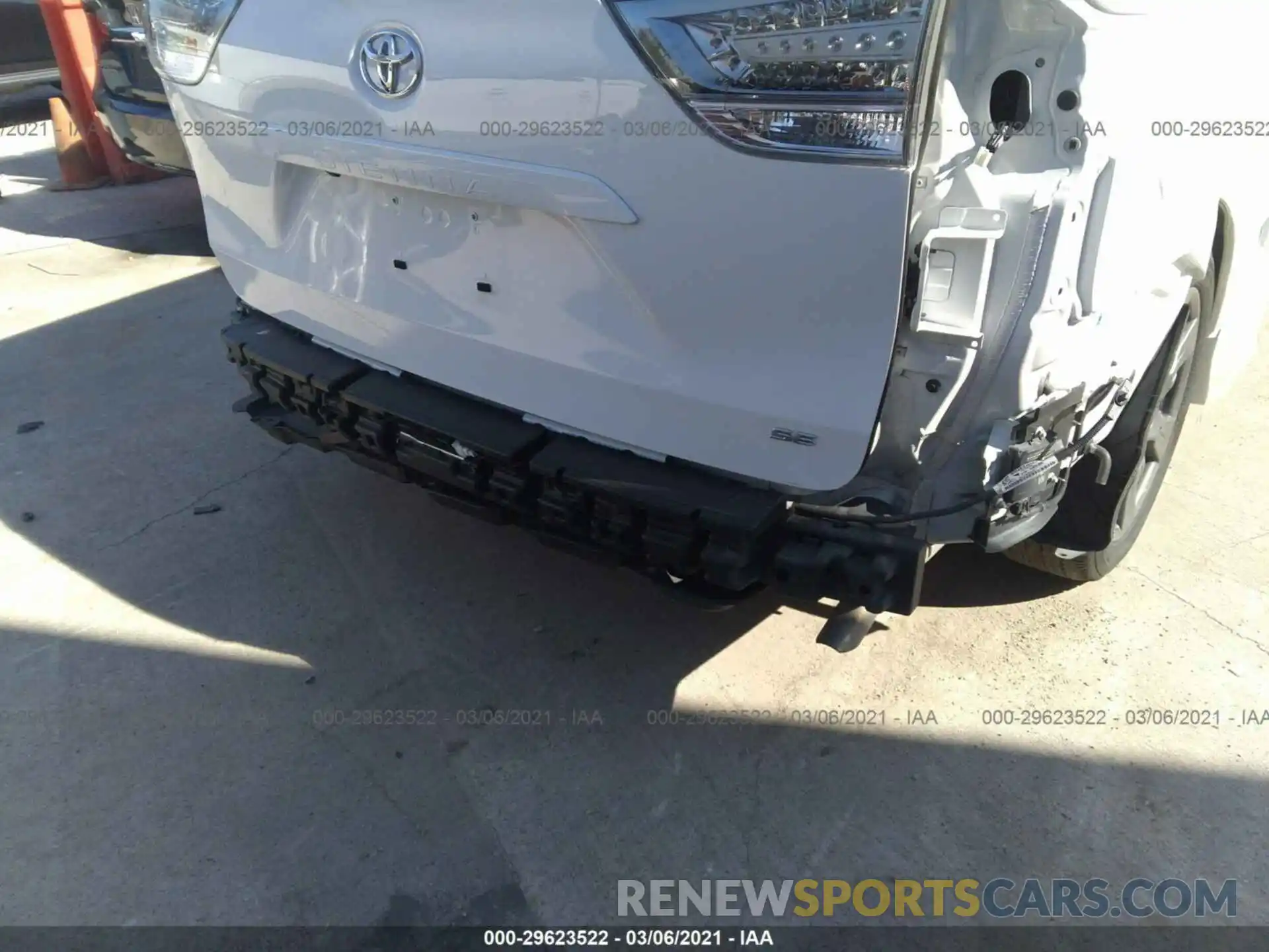 6 Photograph of a damaged car 5TDXZ3DC2LS052015 TOYOTA SIENNA 2020