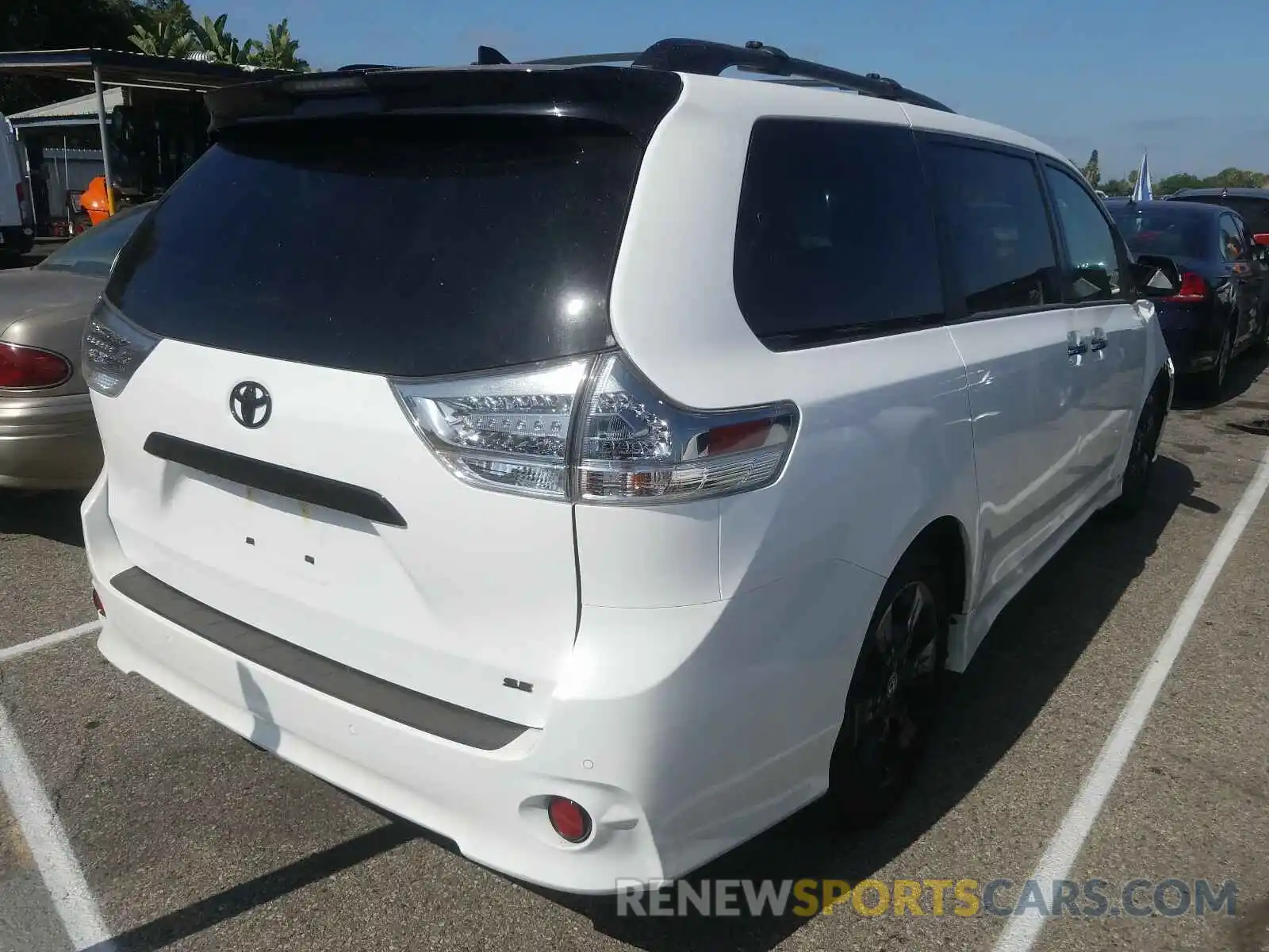 4 Photograph of a damaged car 5TDXZ3DC3LS038382 TOYOTA SIENNA 2020