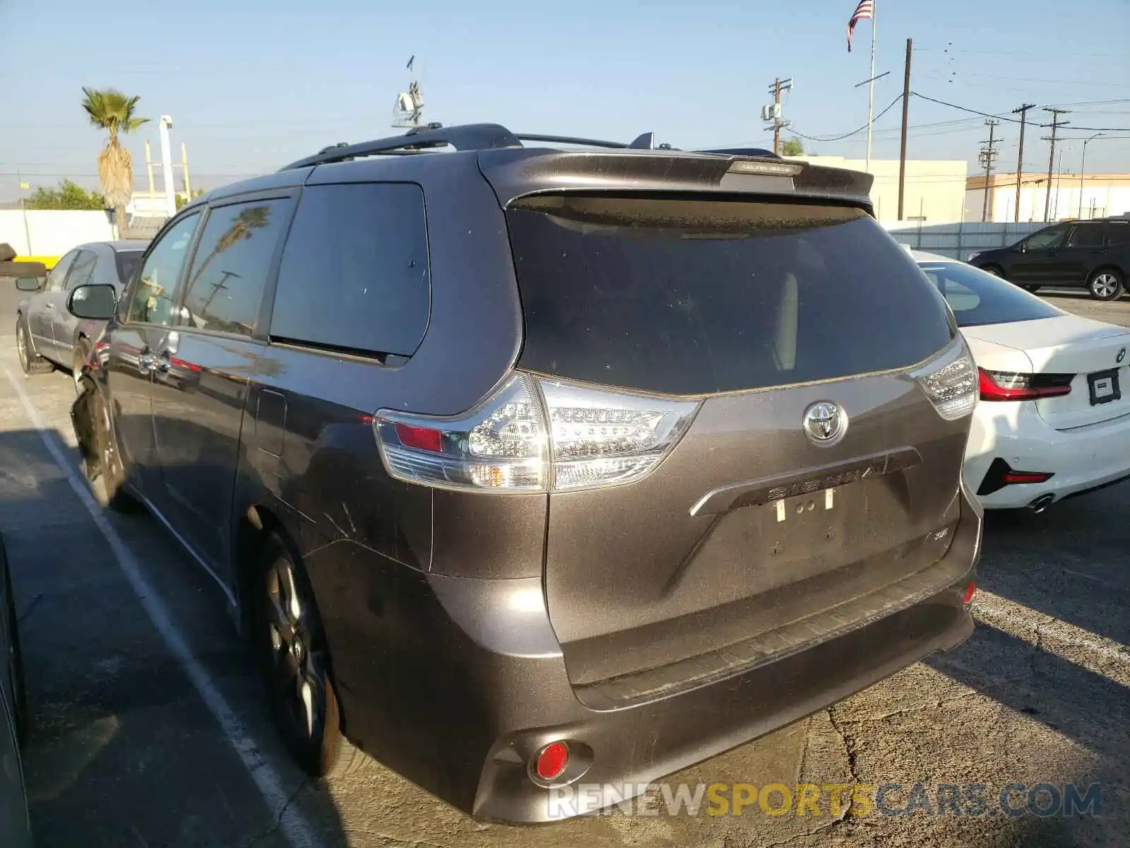 3 Photograph of a damaged car 5TDXZ3DC3LS043839 TOYOTA SIENNA 2020