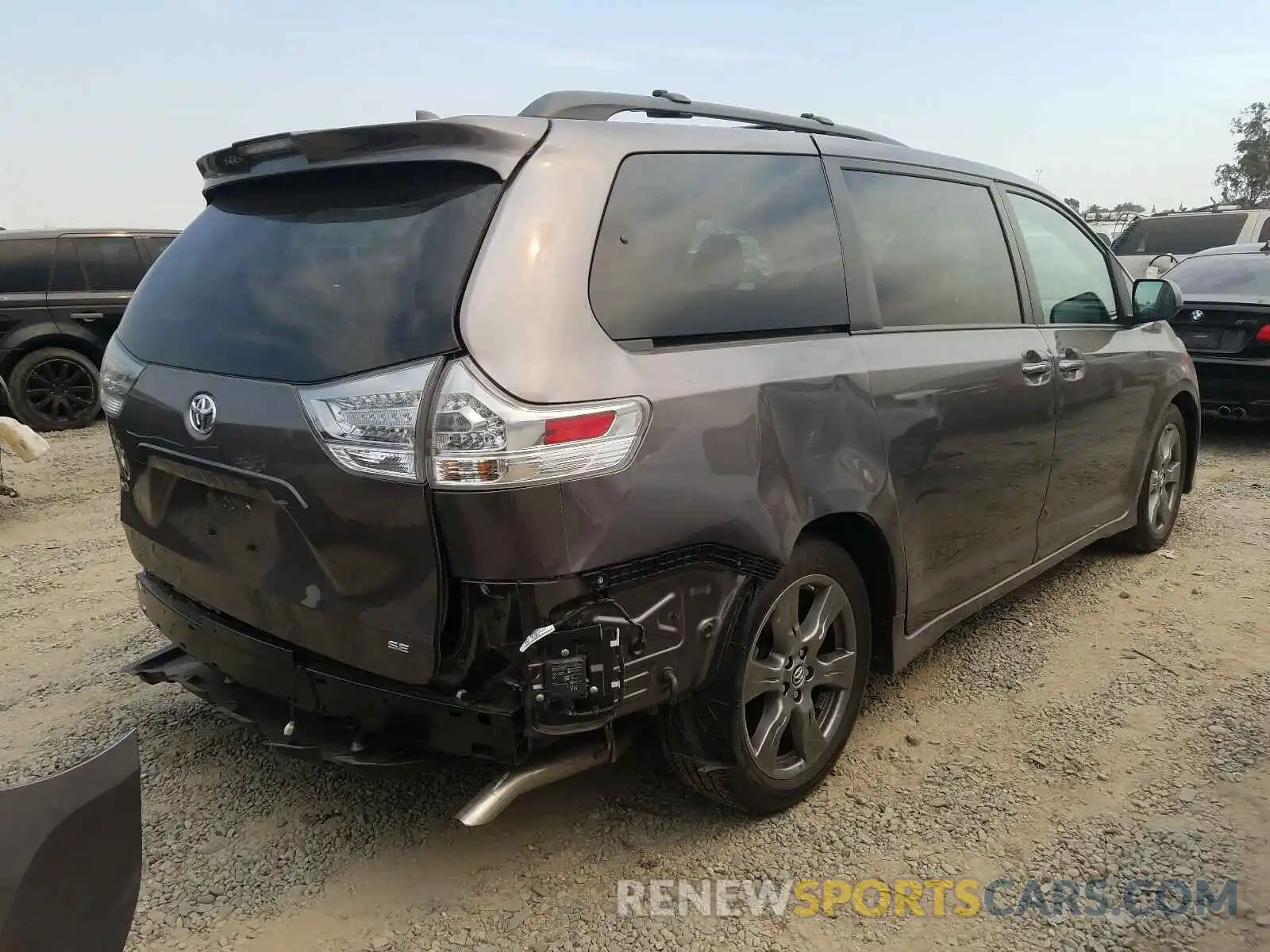 4 Photograph of a damaged car 5TDXZ3DC3LS047986 TOYOTA SIENNA 2020