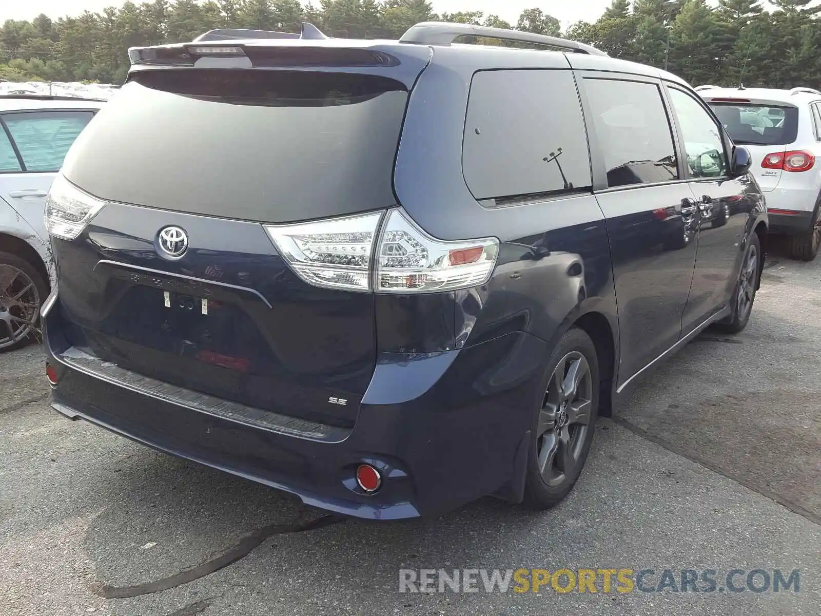 4 Photograph of a damaged car 5TDXZ3DC3LS070071 TOYOTA SIENNA 2020