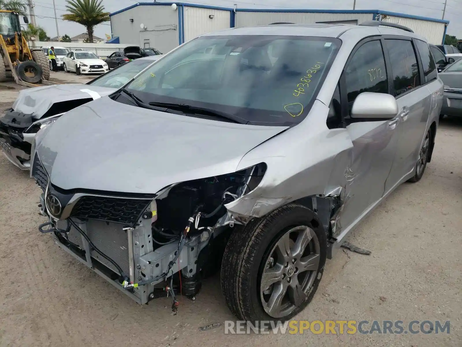 2 Photograph of a damaged car 5TDXZ3DC3LS085105 TOYOTA SIENNA 2020