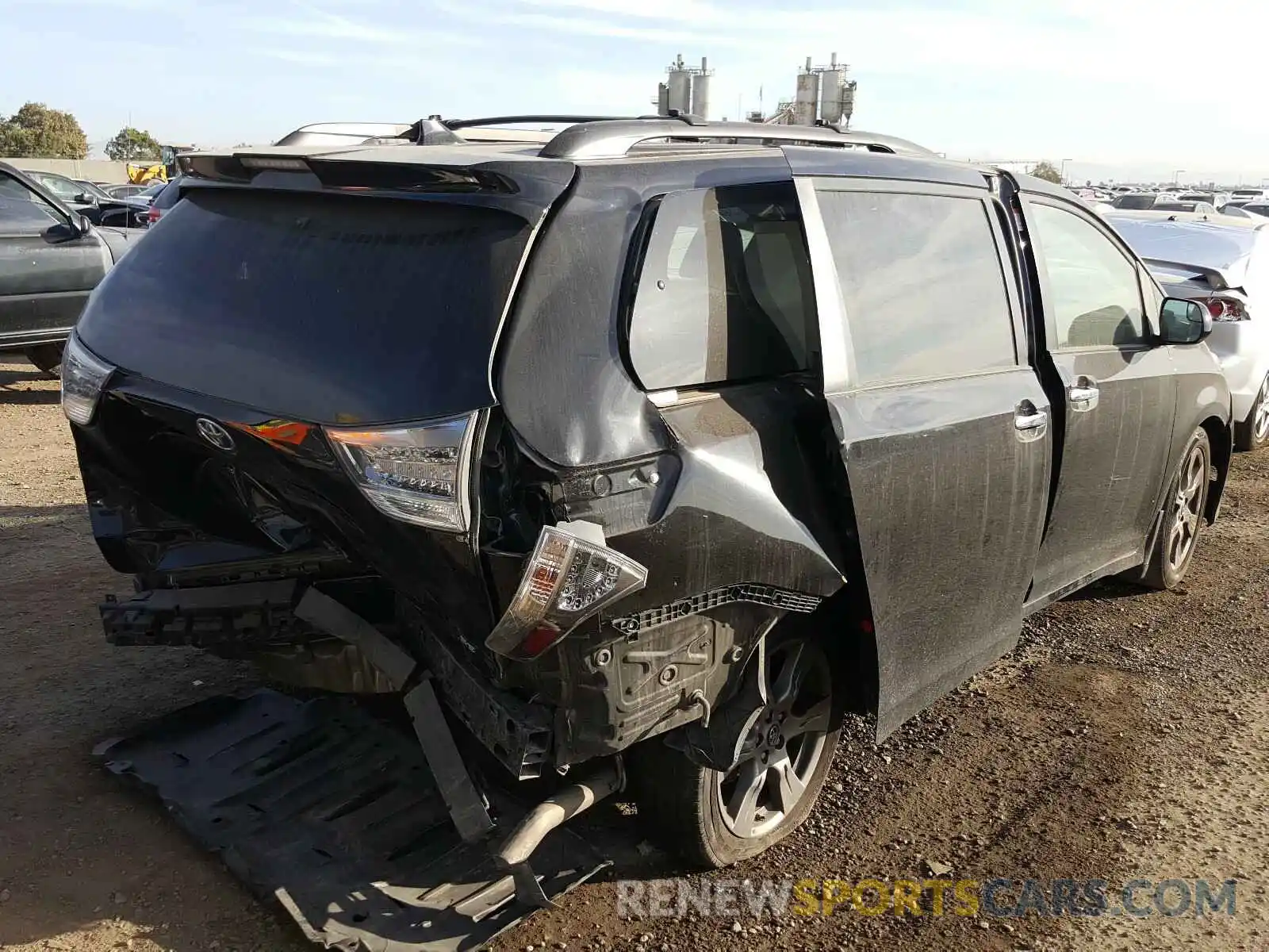 4 Photograph of a damaged car 5TDXZ3DC5LS045494 TOYOTA SIENNA 2020