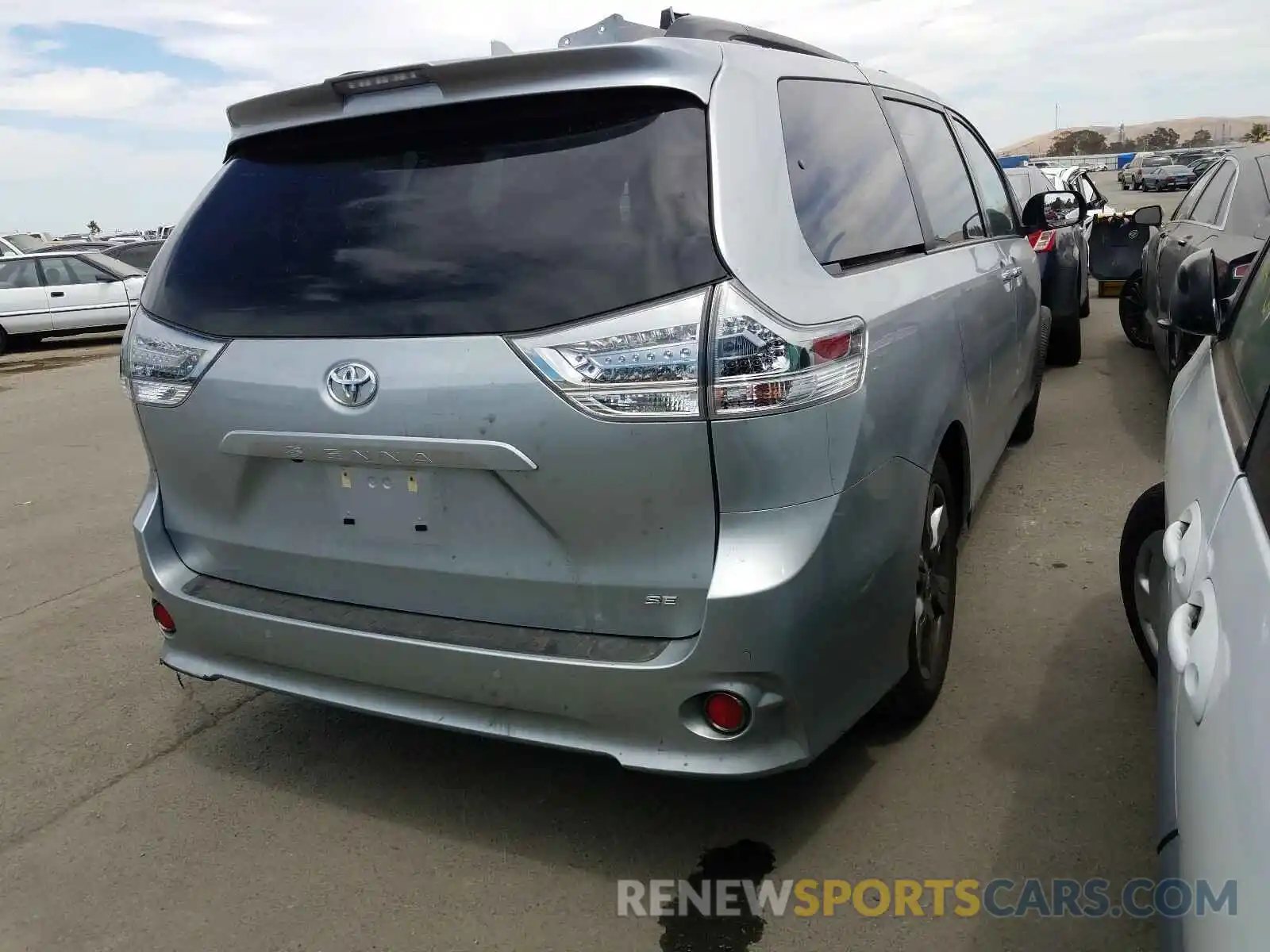 4 Photograph of a damaged car 5TDXZ3DC6LS057962 TOYOTA SIENNA 2020