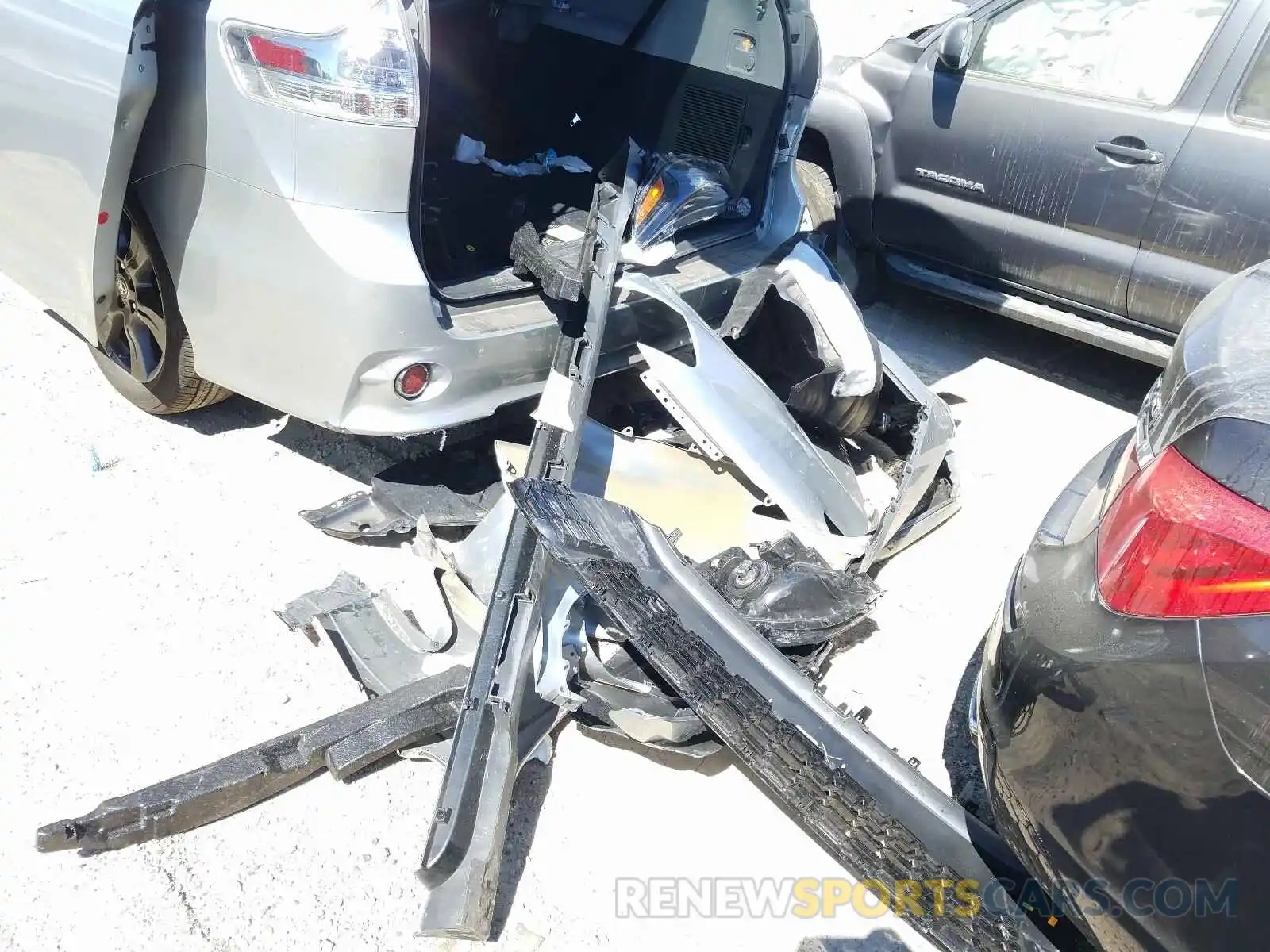 9 Photograph of a damaged car 5TDXZ3DC6LS057962 TOYOTA SIENNA 2020