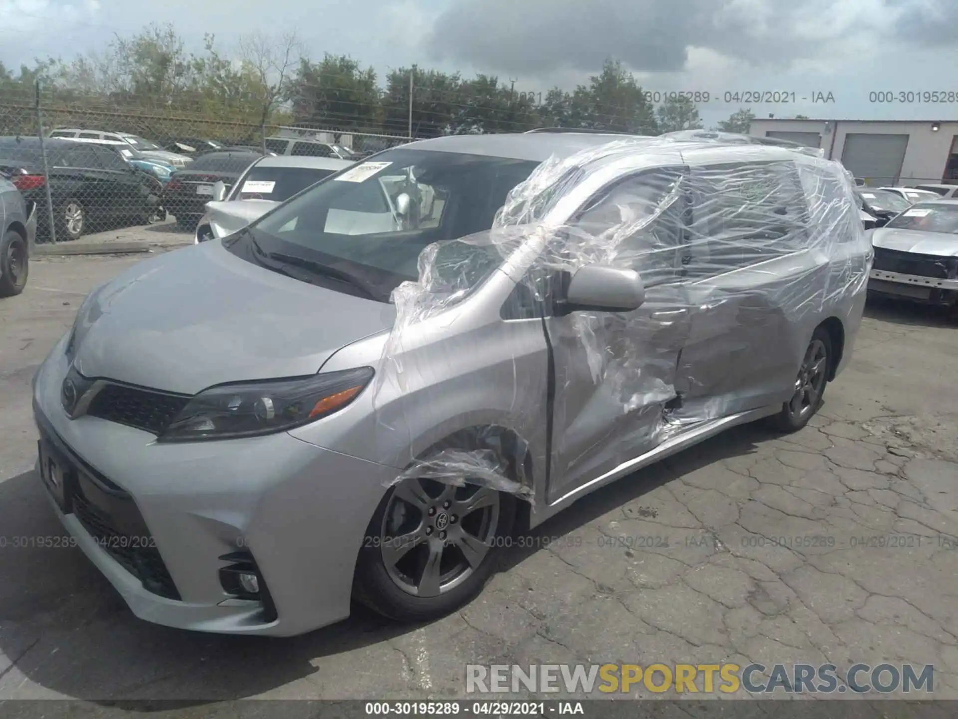 2 Photograph of a damaged car 5TDXZ3DC6LS081002 TOYOTA SIENNA 2020