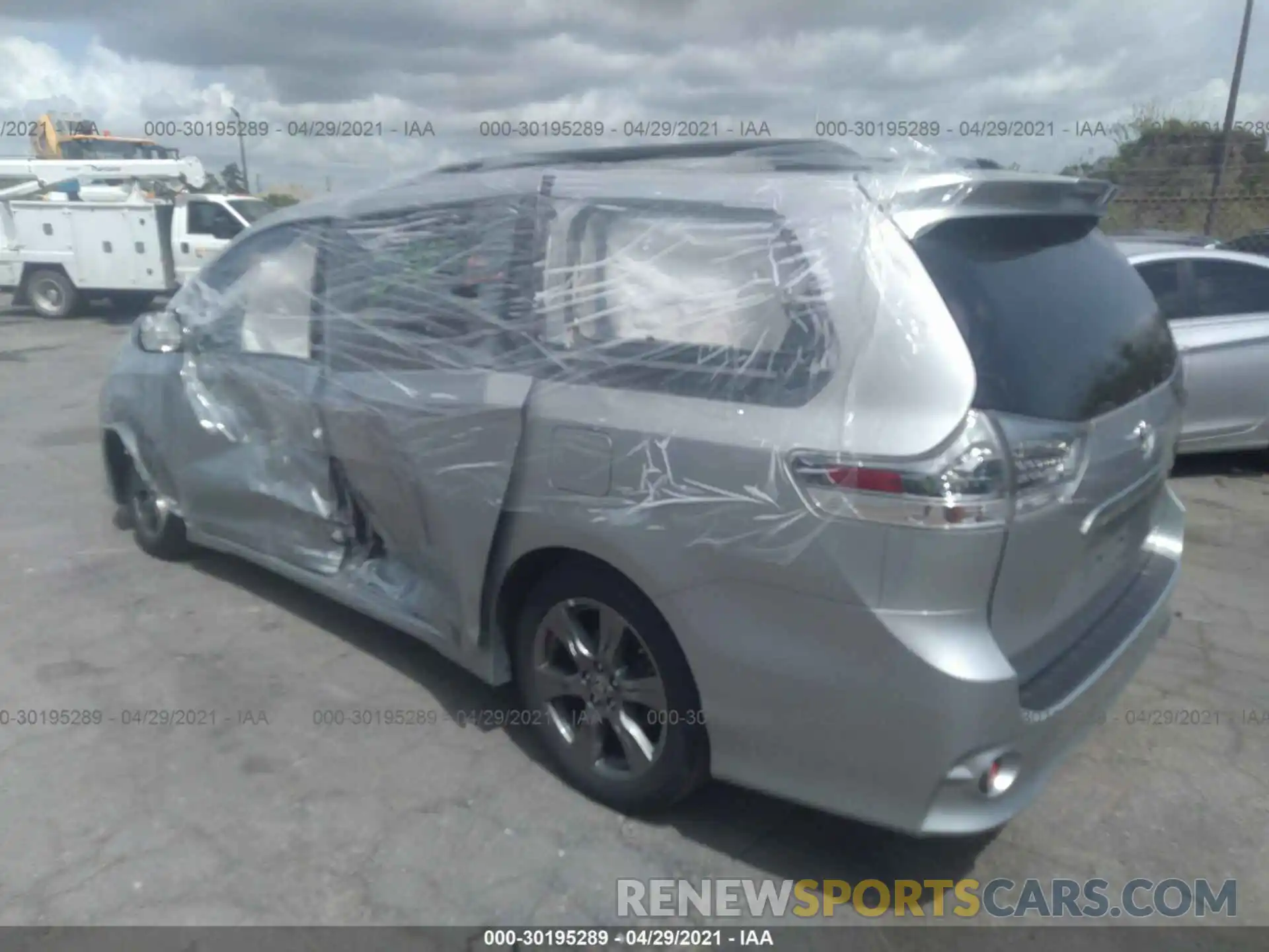 3 Photograph of a damaged car 5TDXZ3DC6LS081002 TOYOTA SIENNA 2020