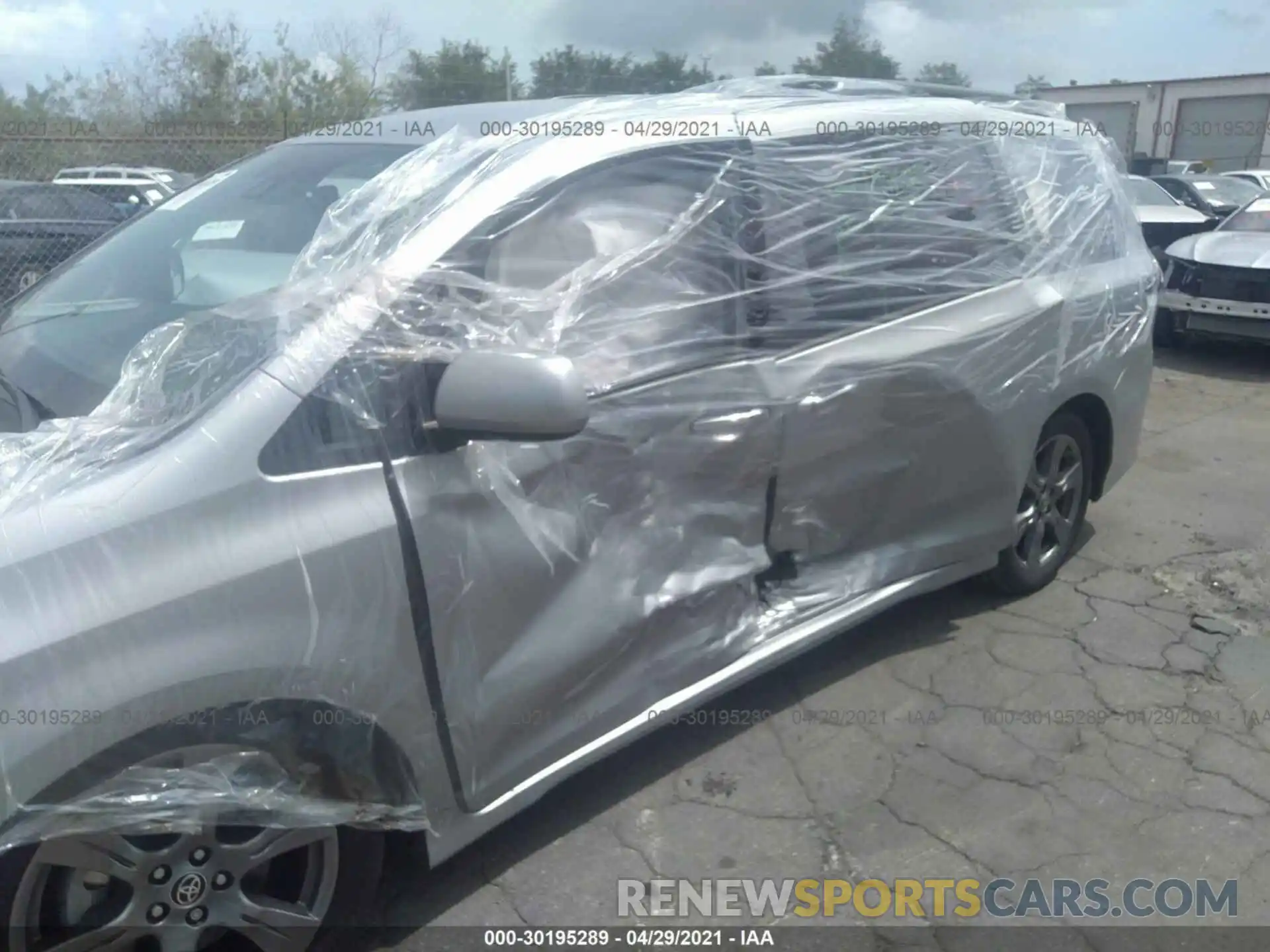 6 Photograph of a damaged car 5TDXZ3DC6LS081002 TOYOTA SIENNA 2020