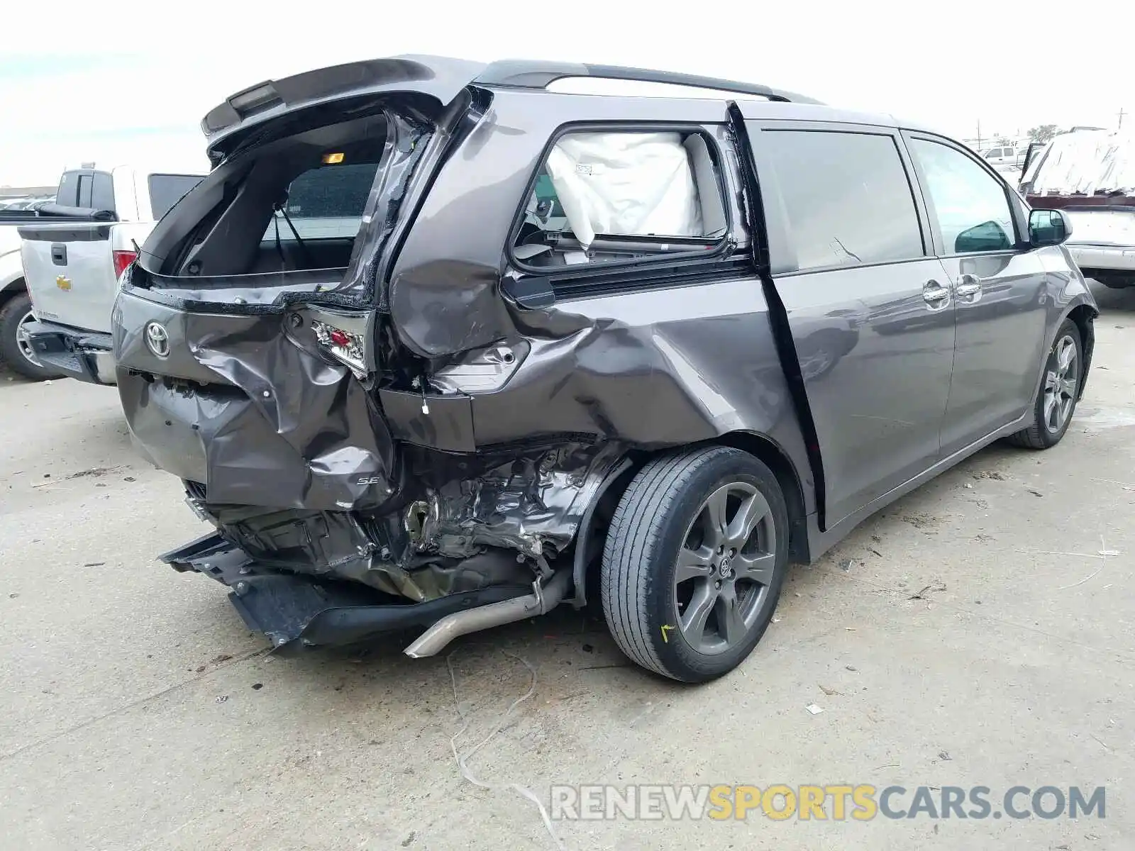 4 Photograph of a damaged car 5TDXZ3DC7LS023576 TOYOTA SIENNA 2020