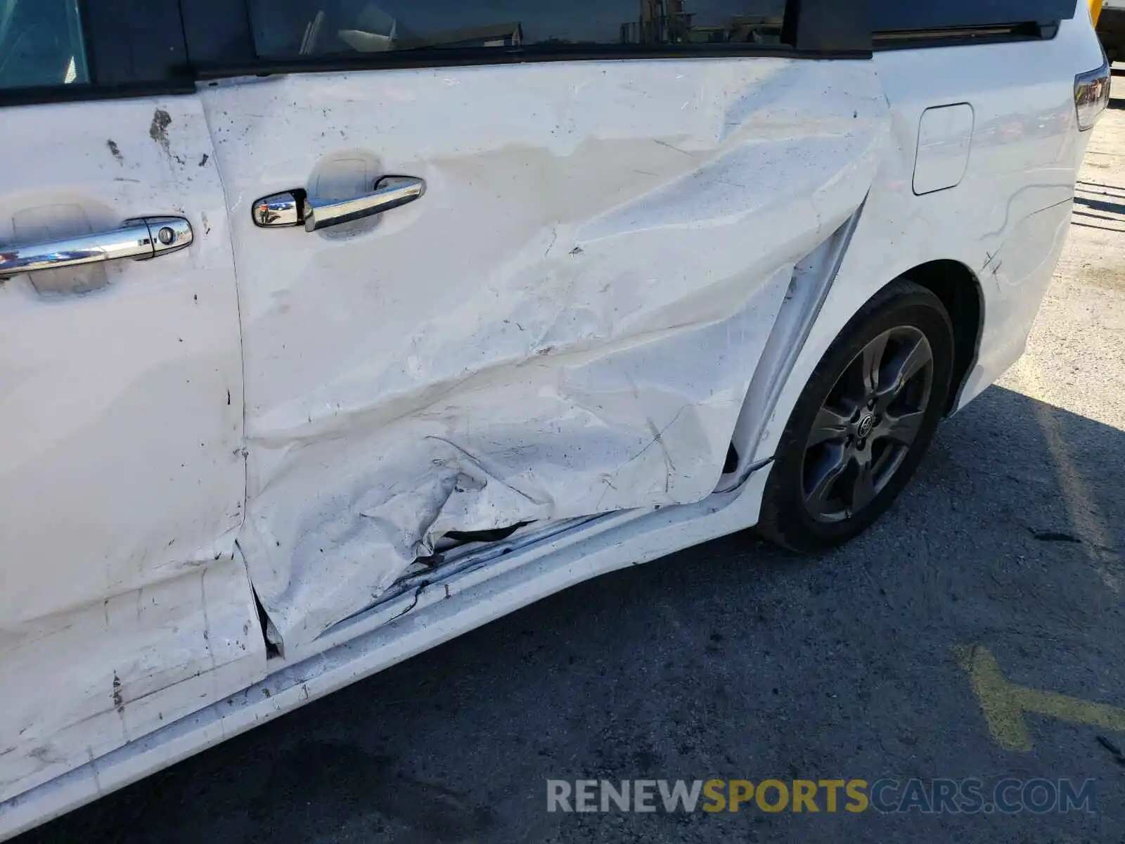 9 Photograph of a damaged car 5TDXZ3DC7LS058604 TOYOTA SIENNA 2020