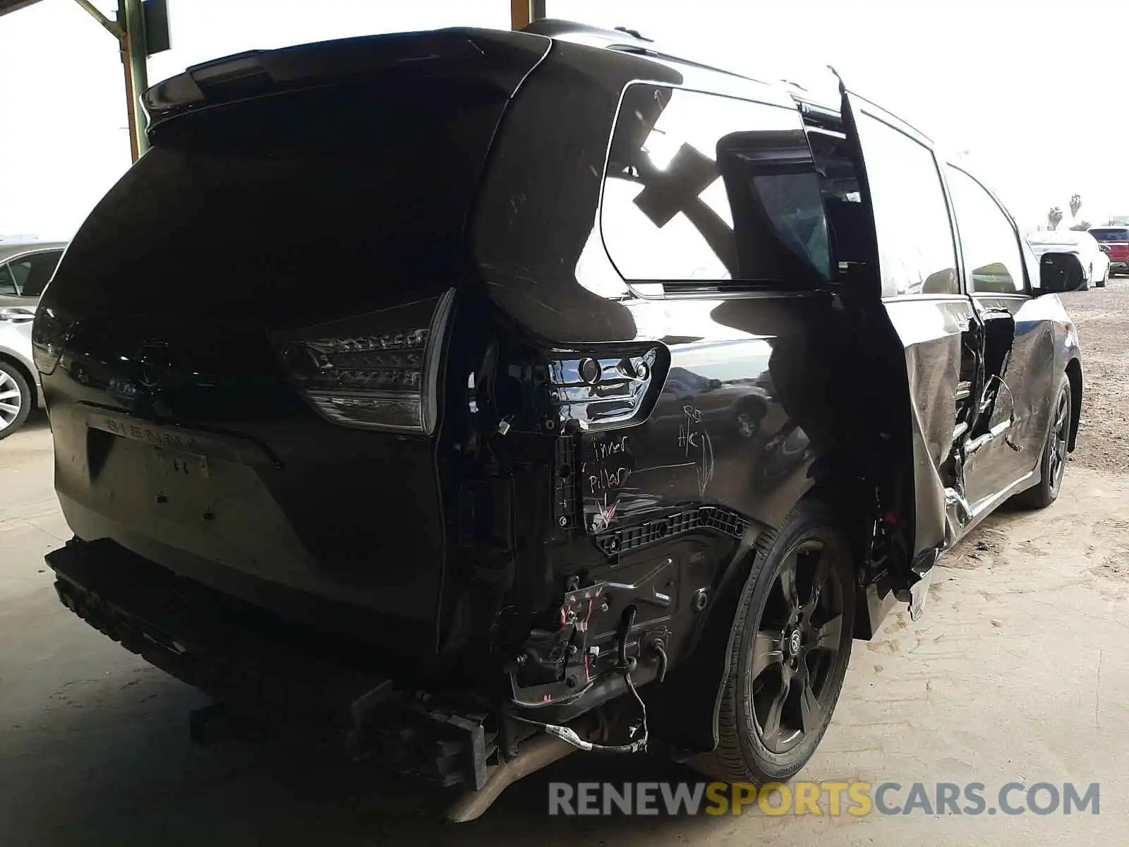 4 Photograph of a damaged car 5TDXZ3DC8LS059695 TOYOTA SIENNA 2020