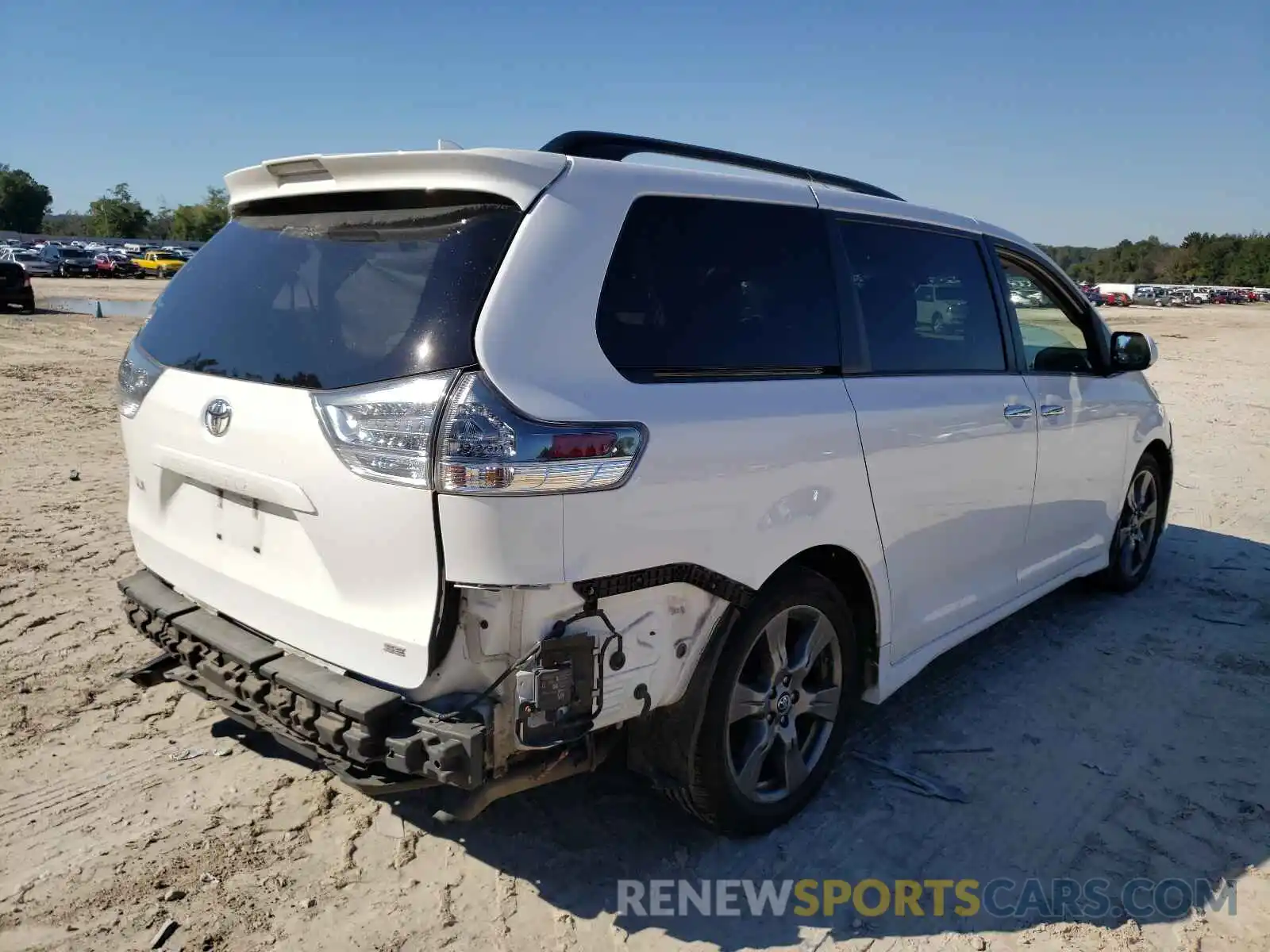 4 Photograph of a damaged car 5TDXZ3DC9LS031436 TOYOTA SIENNA 2020