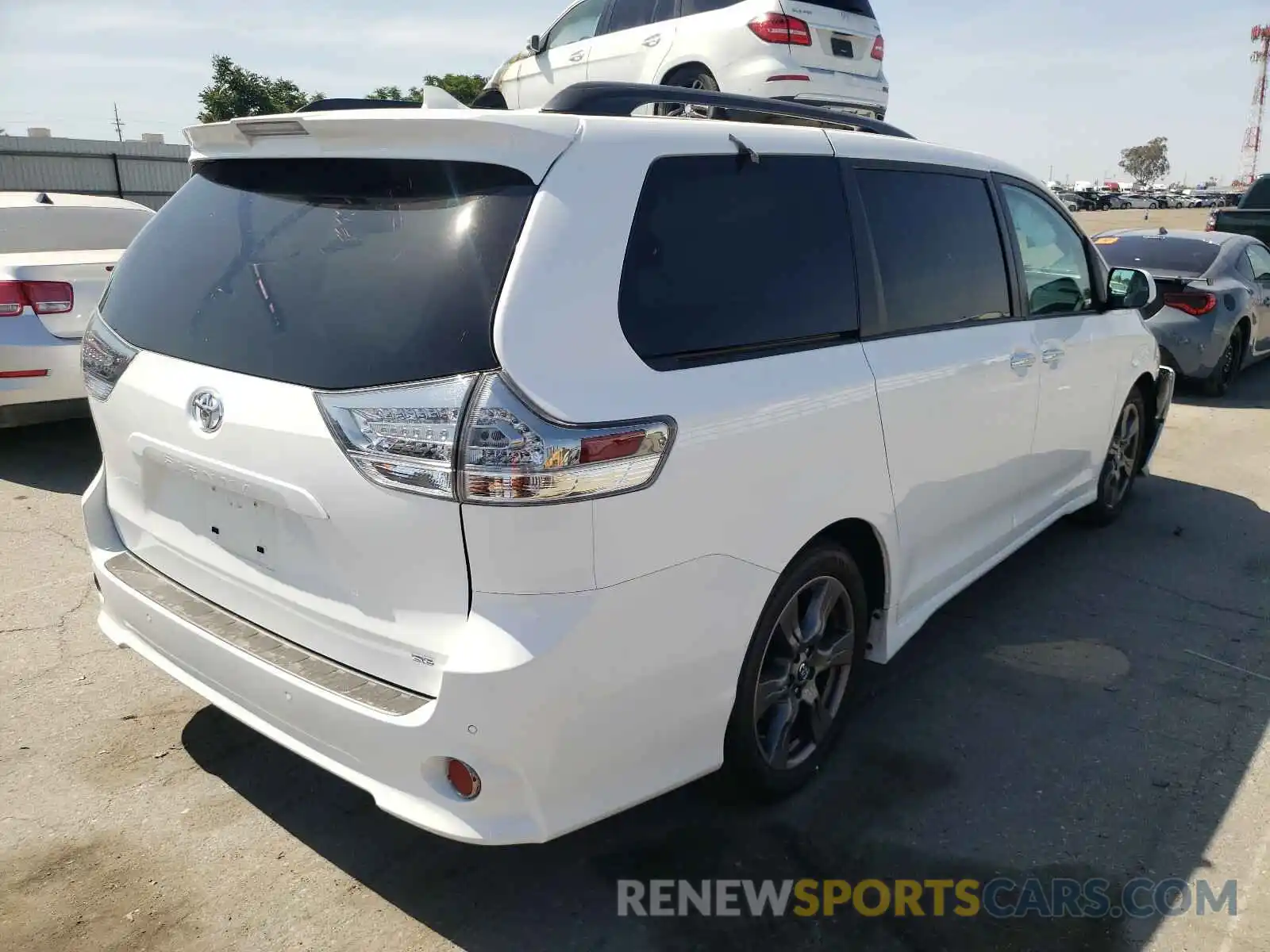 4 Photograph of a damaged car 5TDXZ3DC9LS055722 TOYOTA SIENNA 2020