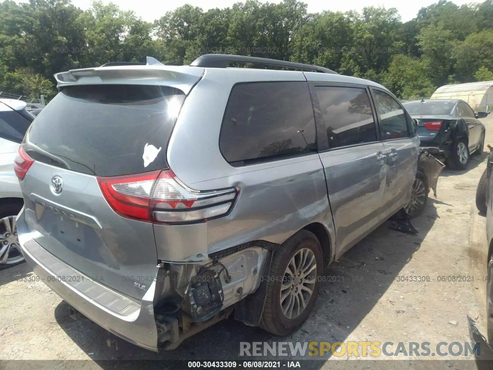 4 Photograph of a damaged car 5TDYZ3DC0LS021723 TOYOTA SIENNA 2020