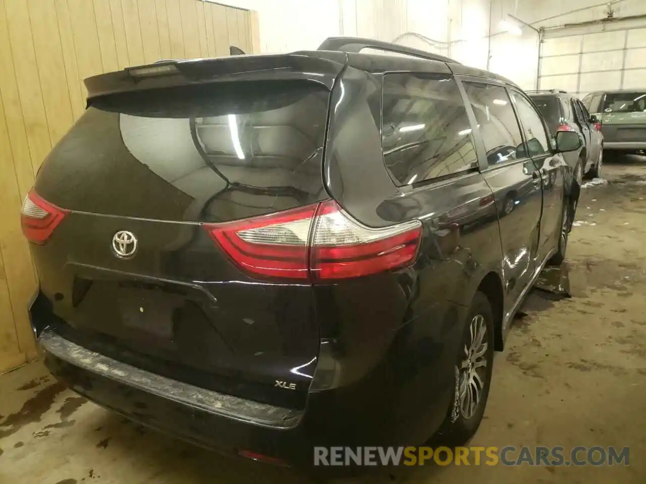 4 Photograph of a damaged car 5TDYZ3DC0LS025156 TOYOTA SIENNA 2020