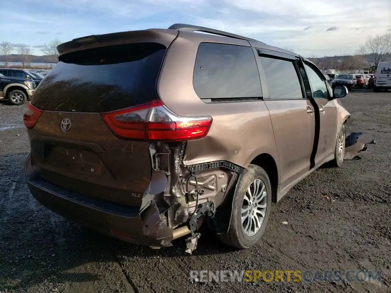 4 Photograph of a damaged car 5TDYZ3DC0LS027604 TOYOTA SIENNA 2020