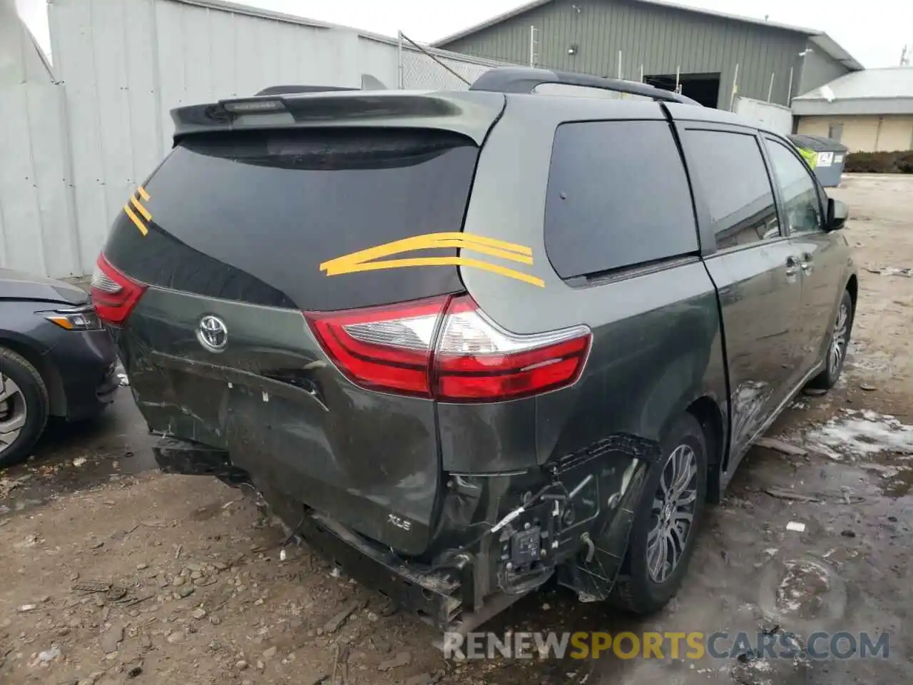 4 Photograph of a damaged car 5TDYZ3DC0LS028221 TOYOTA SIENNA 2020