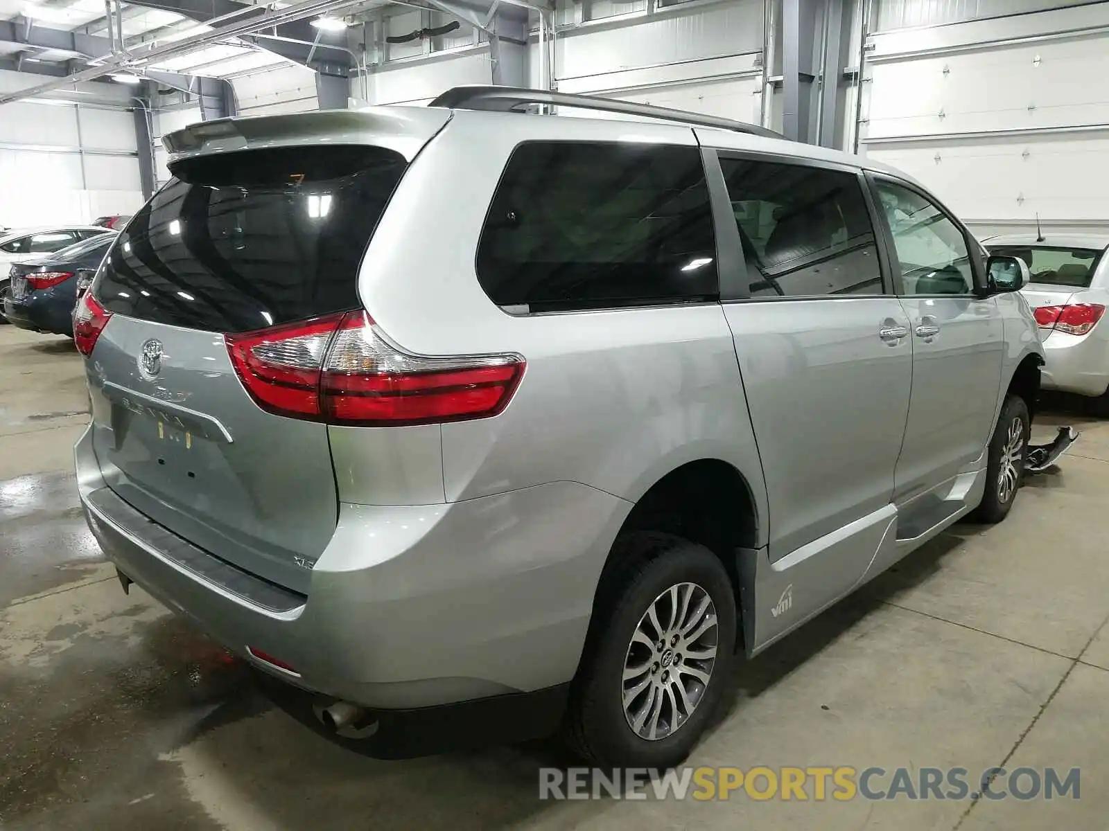 4 Photograph of a damaged car 5TDYZ3DC0LS033905 TOYOTA SIENNA 2020