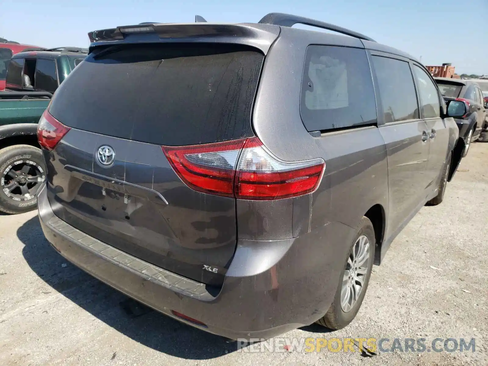 4 Photograph of a damaged car 5TDYZ3DC0LS056746 TOYOTA SIENNA 2020