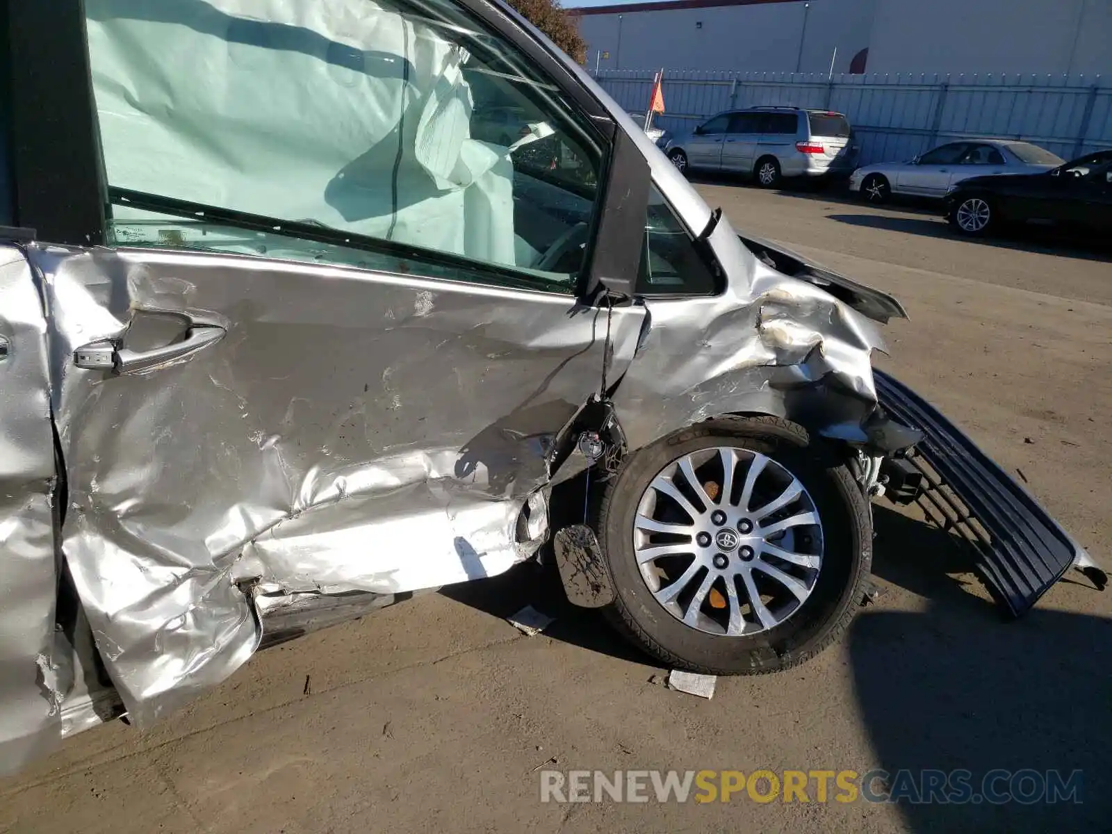 9 Photograph of a damaged car 5TDYZ3DC0LS060814 TOYOTA SIENNA 2020