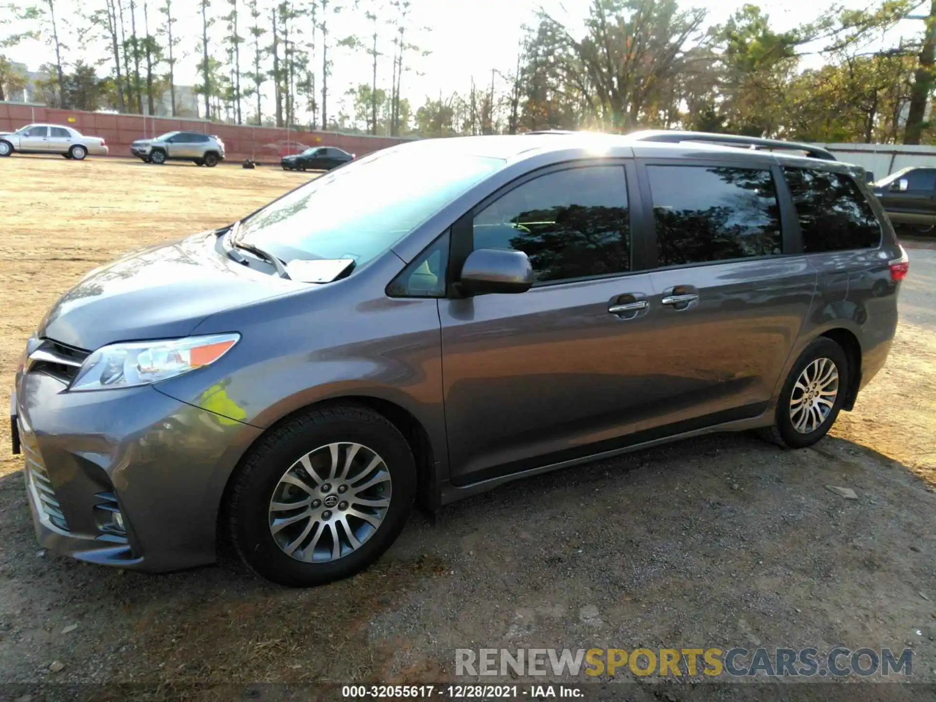 2 Photograph of a damaged car 5TDYZ3DC0LS061901 TOYOTA SIENNA 2020