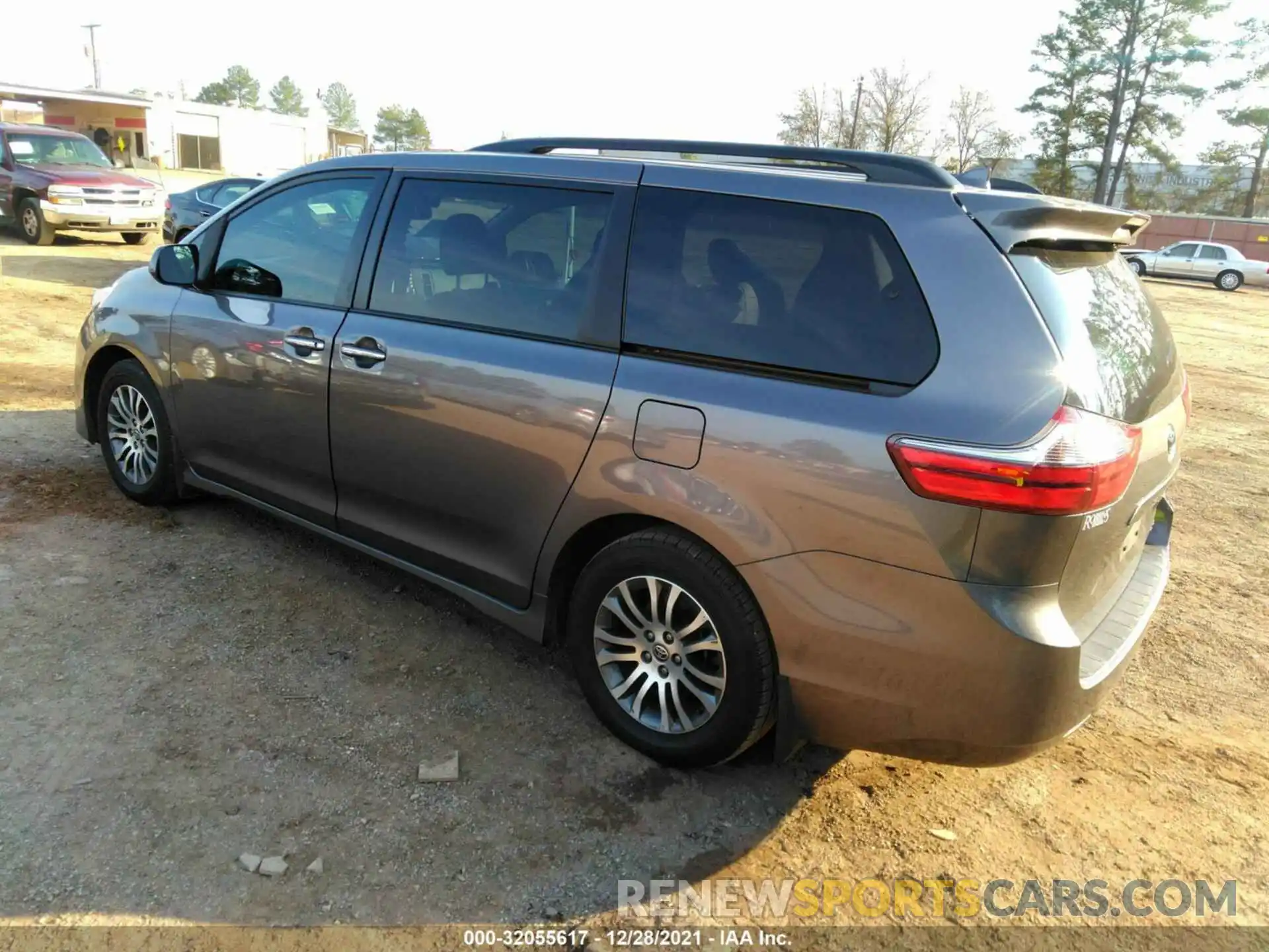 3 Photograph of a damaged car 5TDYZ3DC0LS061901 TOYOTA SIENNA 2020