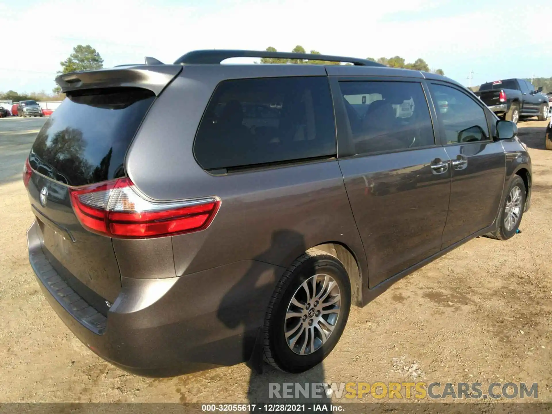 4 Photograph of a damaged car 5TDYZ3DC0LS061901 TOYOTA SIENNA 2020