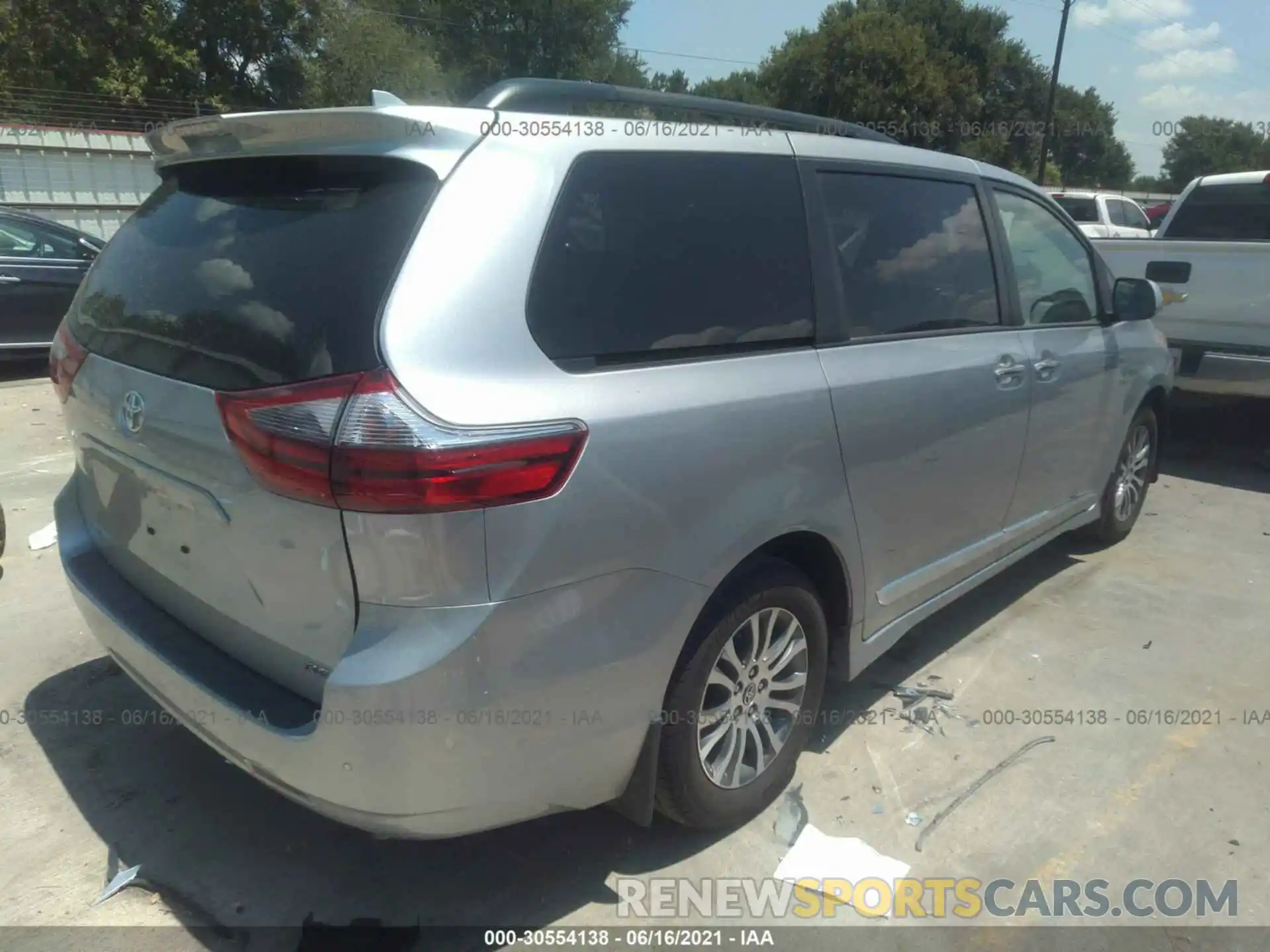 4 Photograph of a damaged car 5TDYZ3DC0LS063440 TOYOTA SIENNA 2020