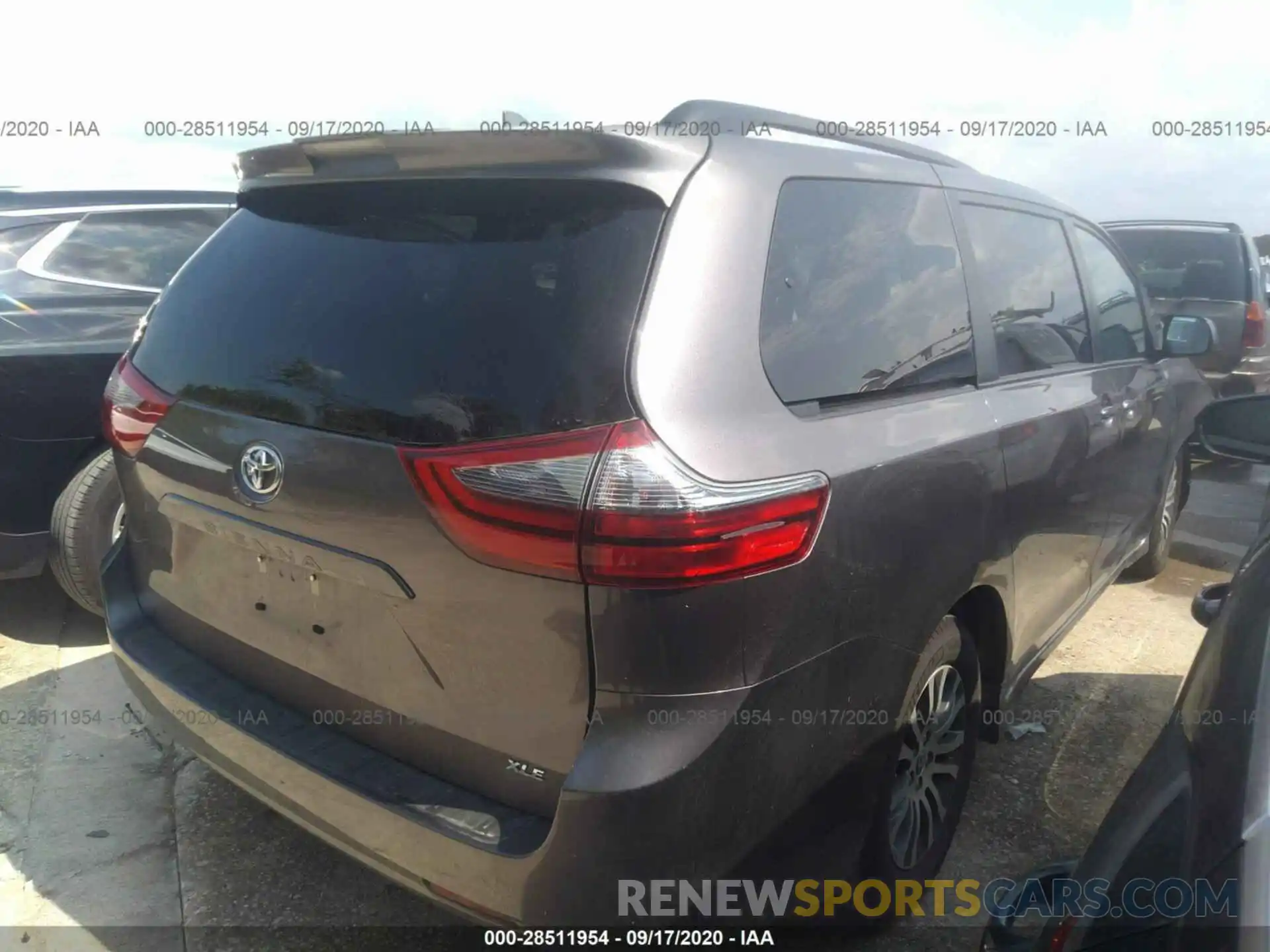 4 Photograph of a damaged car 5TDYZ3DC0LS067679 TOYOTA SIENNA 2020