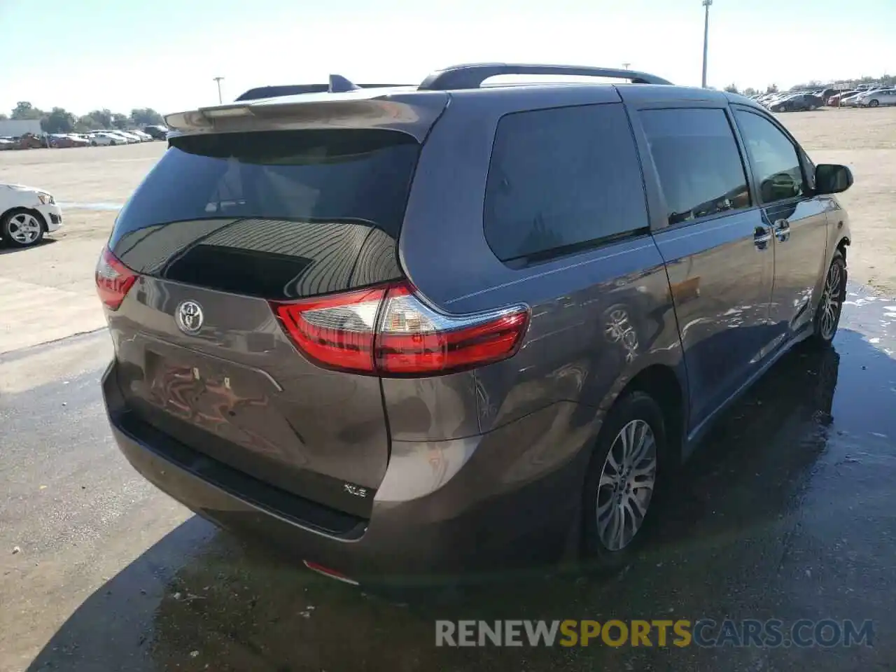 4 Photograph of a damaged car 5TDYZ3DC0LS074132 TOYOTA SIENNA 2020