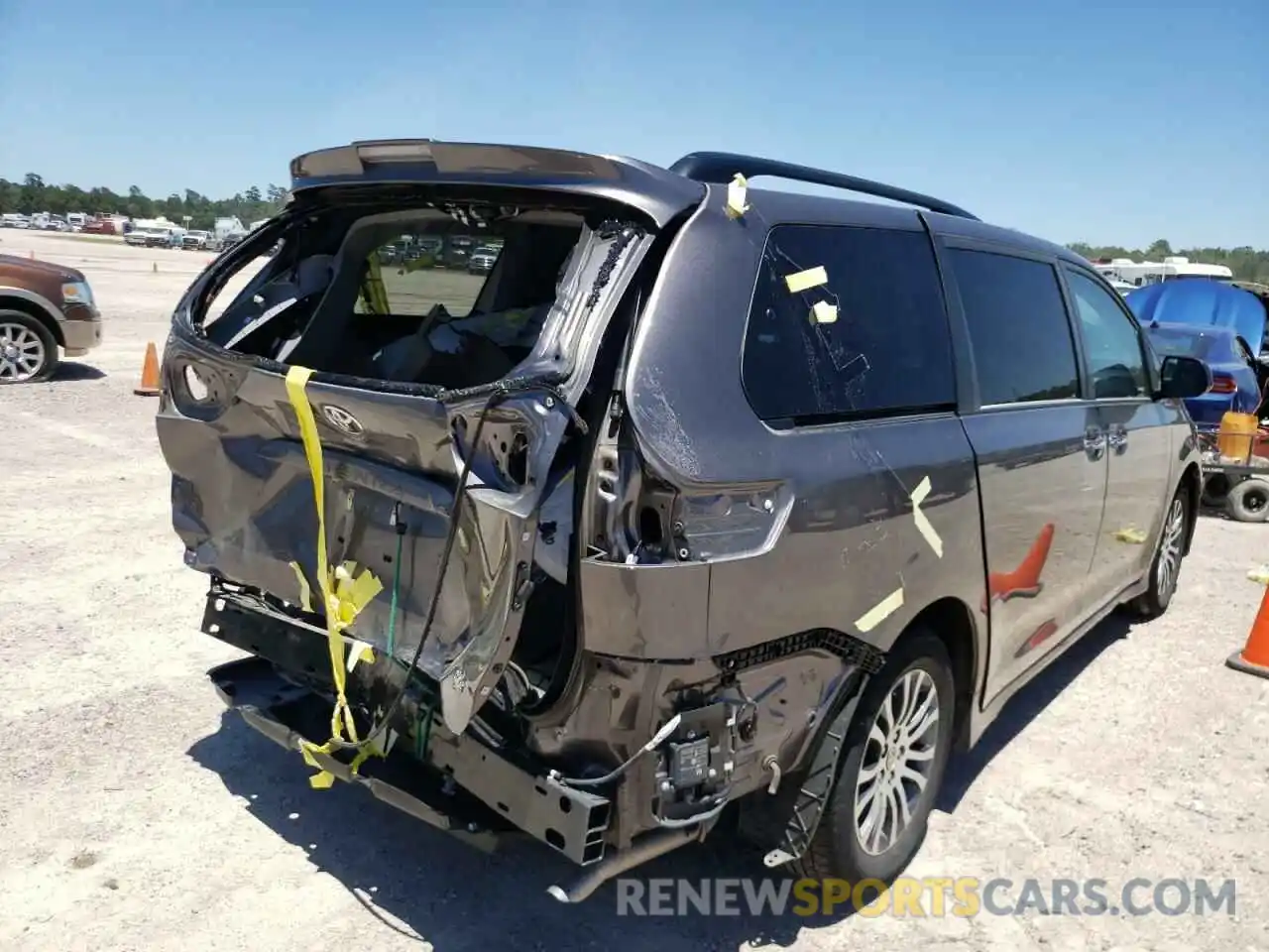 4 Photograph of a damaged car 5TDYZ3DC0LS077824 TOYOTA SIENNA 2020