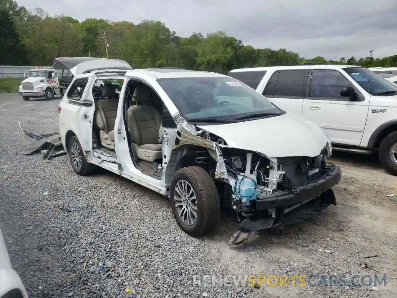 1 Photograph of a damaged car 5TDYZ3DC0LS084854 TOYOTA SIENNA 2020