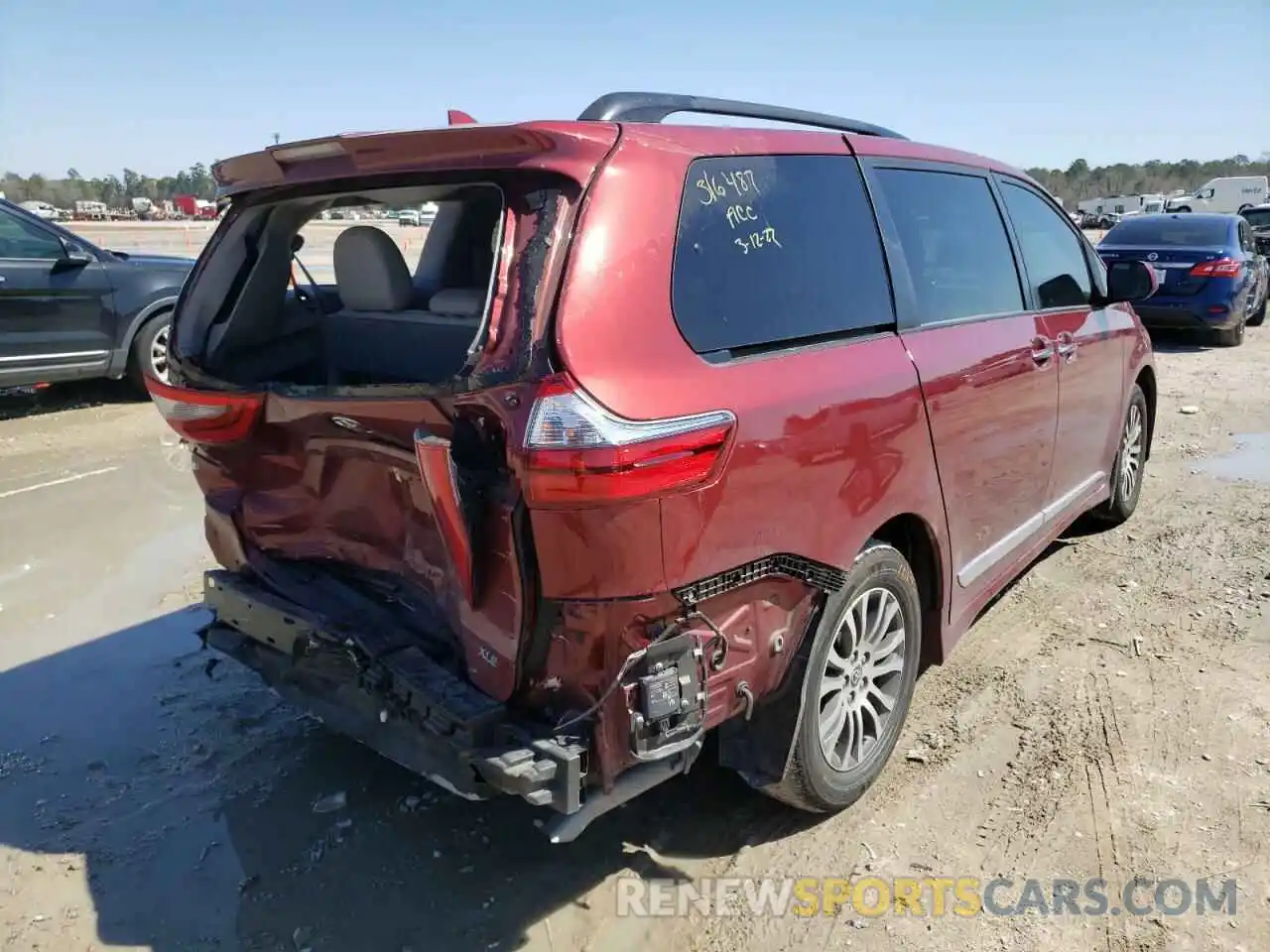 4 Photograph of a damaged car 5TDYZ3DC0LS086569 TOYOTA SIENNA 2020