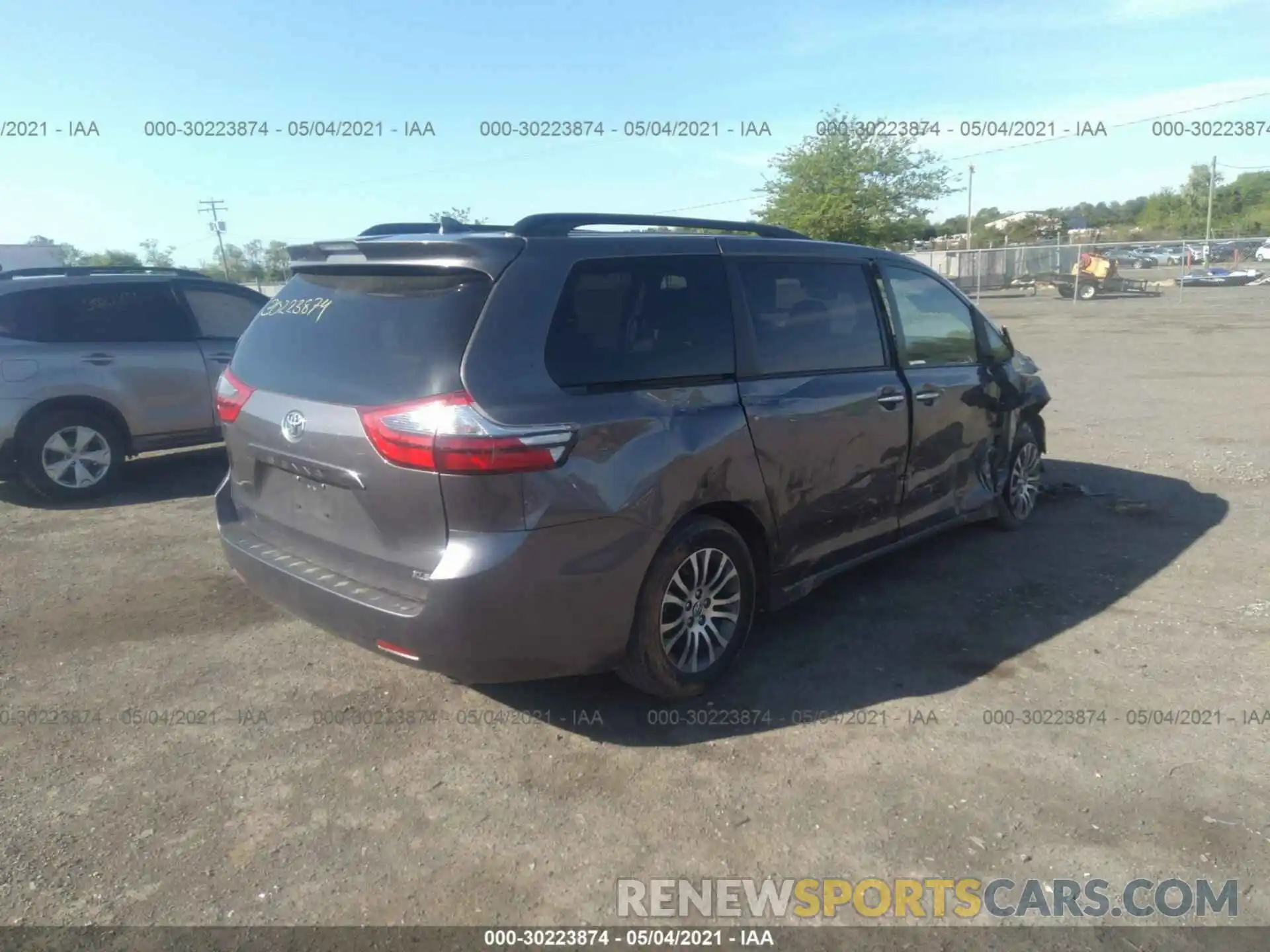 4 Photograph of a damaged car 5TDYZ3DC1LS030401 TOYOTA SIENNA 2020