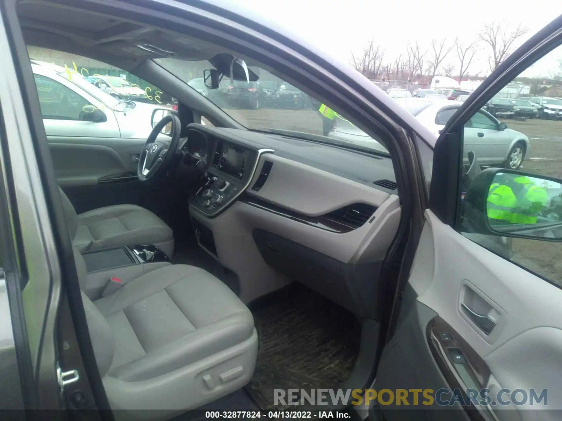 5 Photograph of a damaged car 5TDYZ3DC1LS032049 TOYOTA SIENNA 2020