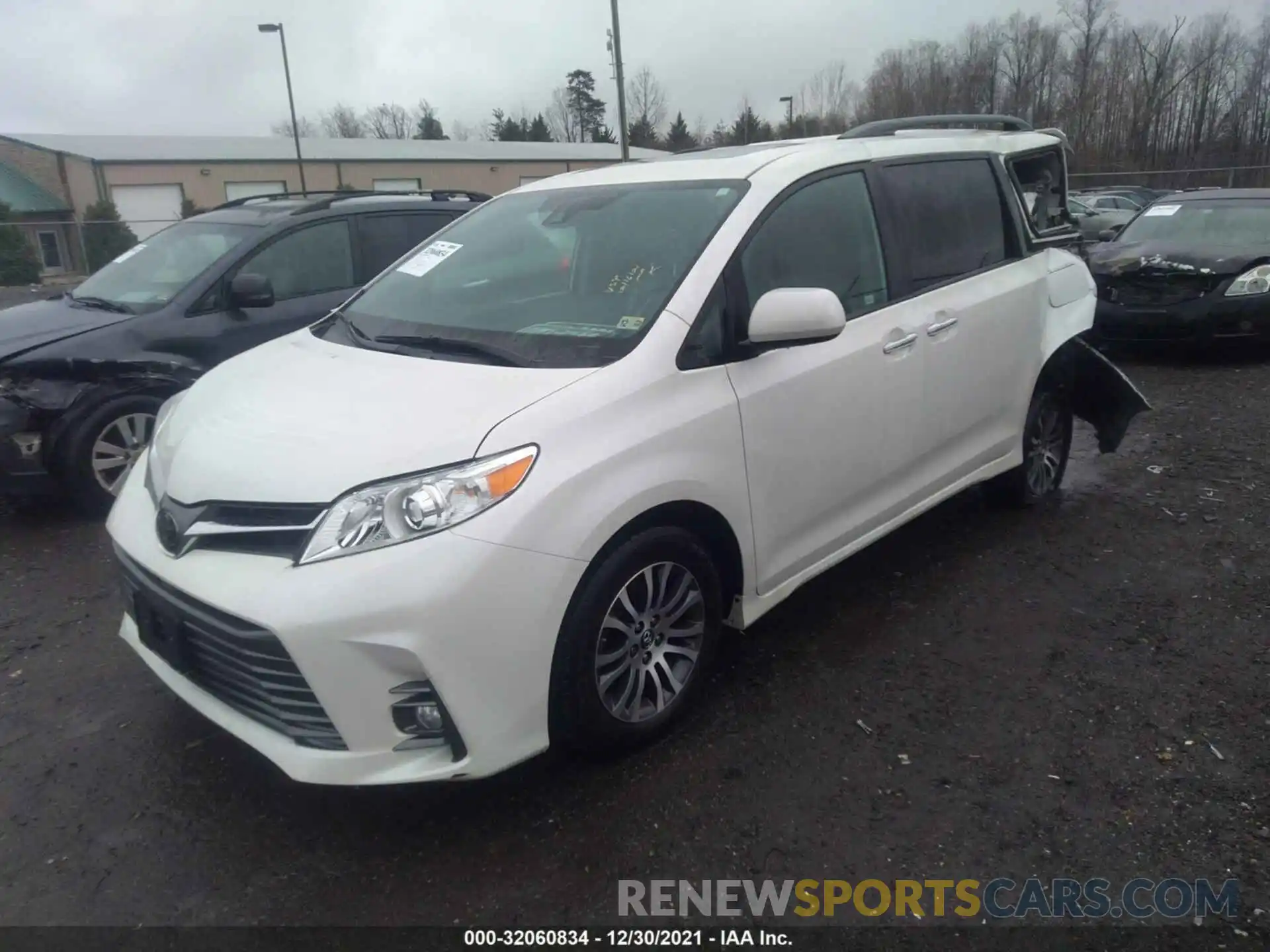 2 Photograph of a damaged car 5TDYZ3DC1LS033153 TOYOTA SIENNA 2020