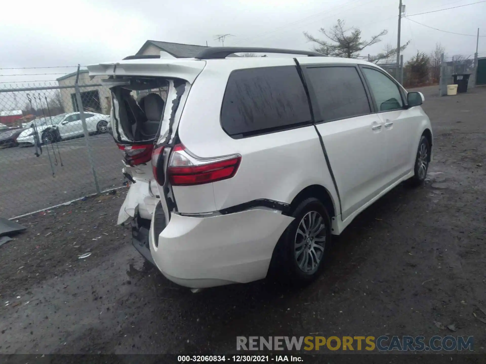 4 Photograph of a damaged car 5TDYZ3DC1LS033153 TOYOTA SIENNA 2020