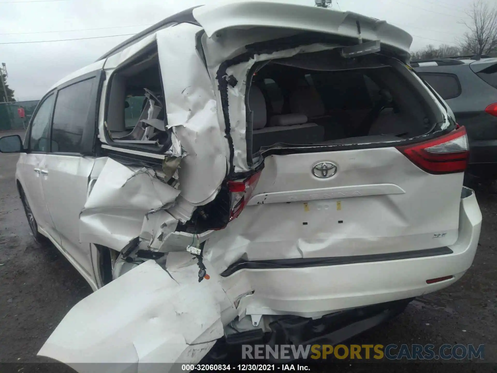 6 Photograph of a damaged car 5TDYZ3DC1LS033153 TOYOTA SIENNA 2020