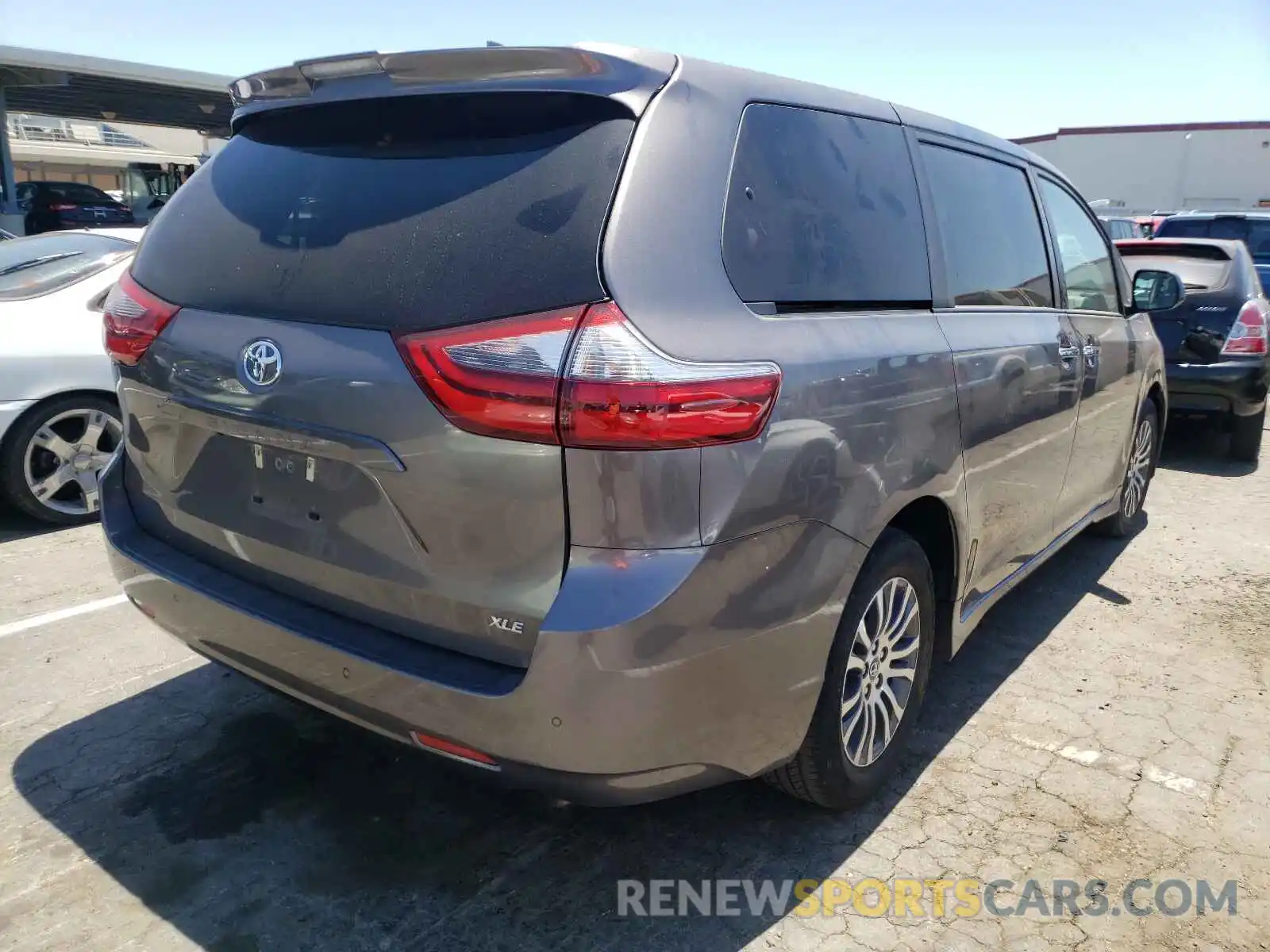 4 Photograph of a damaged car 5TDYZ3DC1LS035050 TOYOTA SIENNA 2020