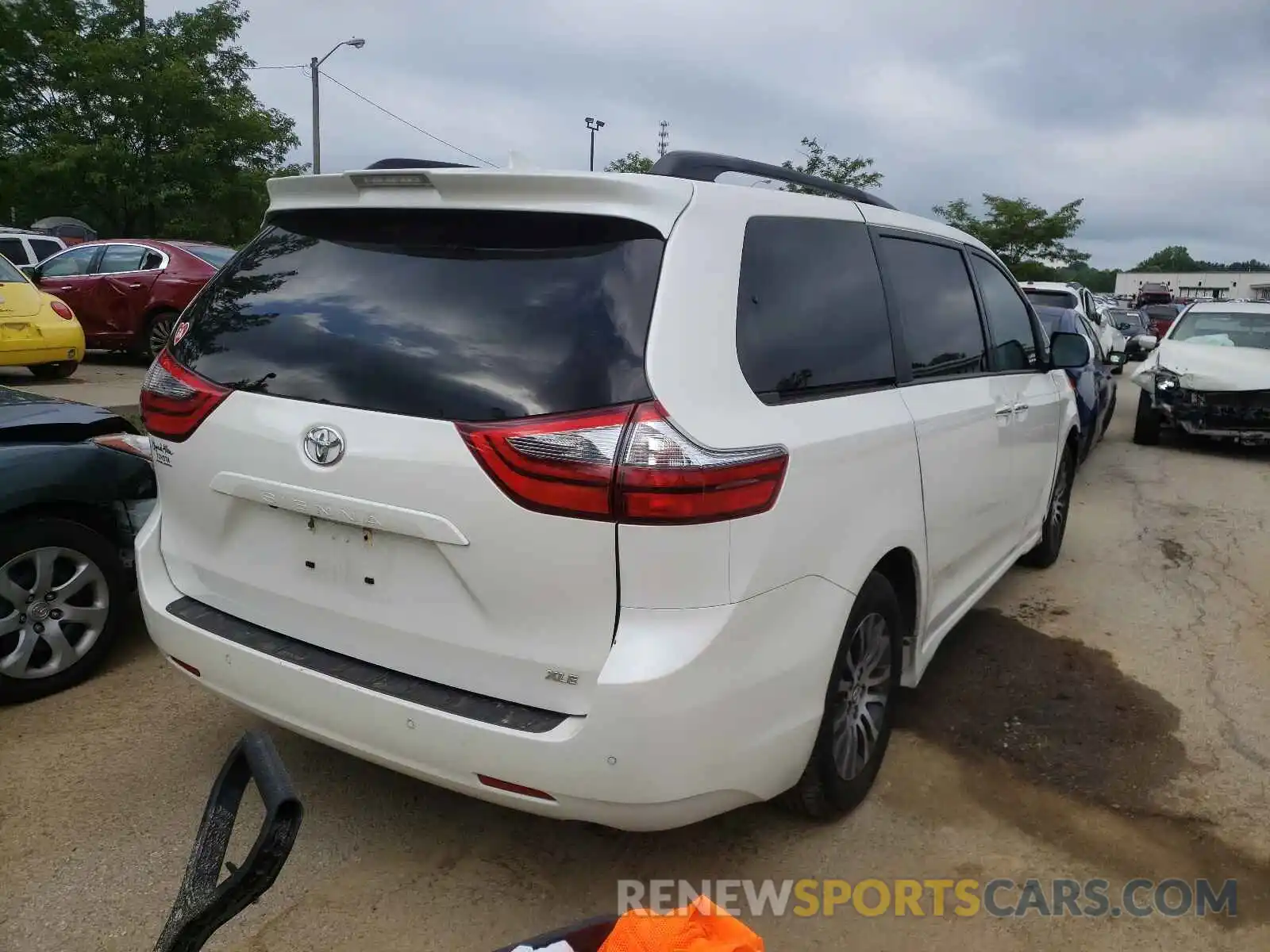 4 Photograph of a damaged car 5TDYZ3DC1LS035646 TOYOTA SIENNA 2020