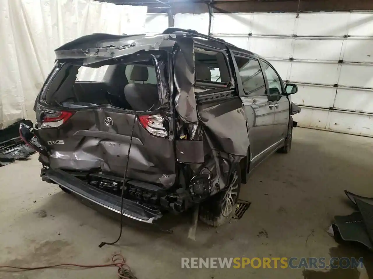 4 Photograph of a damaged car 5TDYZ3DC1LS042399 TOYOTA SIENNA 2020