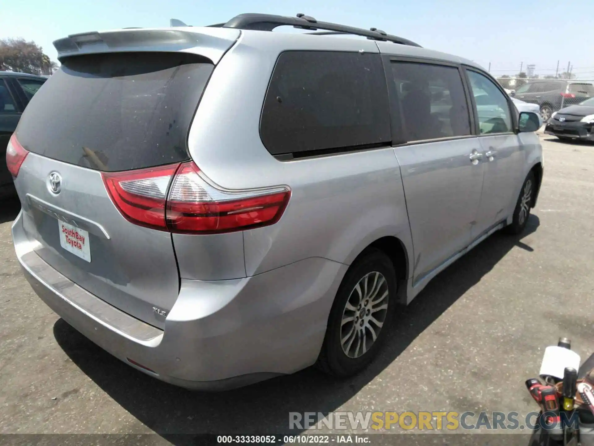 4 Photograph of a damaged car 5TDYZ3DC1LS044850 TOYOTA SIENNA 2020