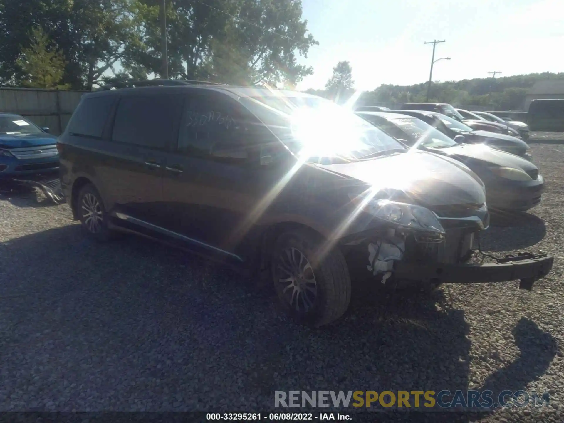 1 Photograph of a damaged car 5TDYZ3DC1LS045805 TOYOTA SIENNA 2020