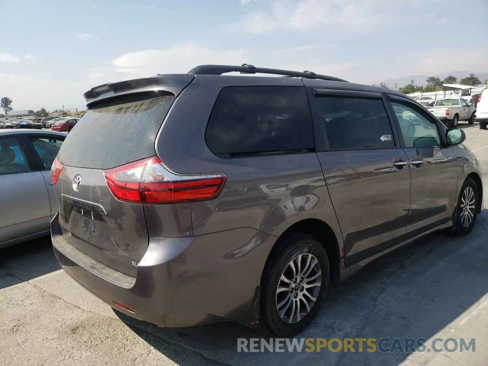 4 Photograph of a damaged car 5TDYZ3DC1LS049224 TOYOTA SIENNA 2020