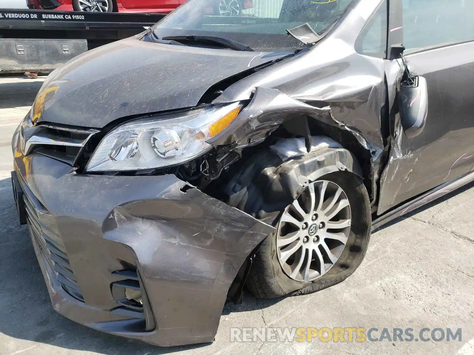 9 Photograph of a damaged car 5TDYZ3DC1LS049224 TOYOTA SIENNA 2020