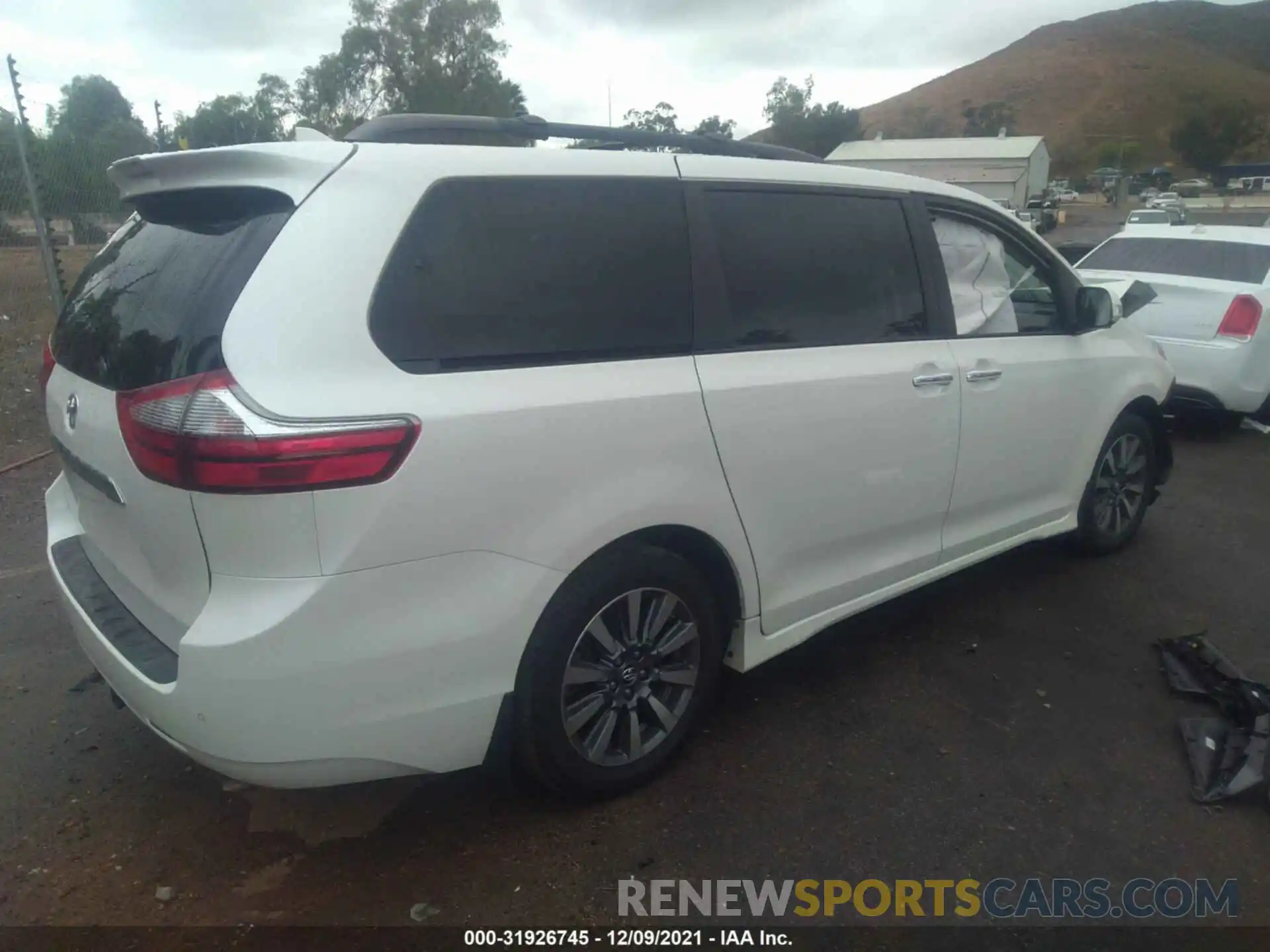 4 Photograph of a damaged car 5TDYZ3DC1LS055718 TOYOTA SIENNA 2020