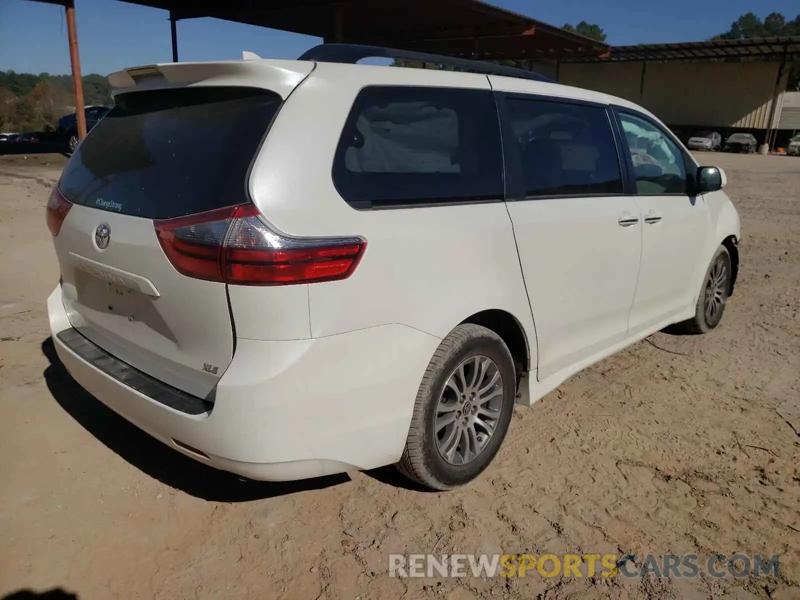 4 Photograph of a damaged car 5TDYZ3DC1LS060711 TOYOTA SIENNA 2020