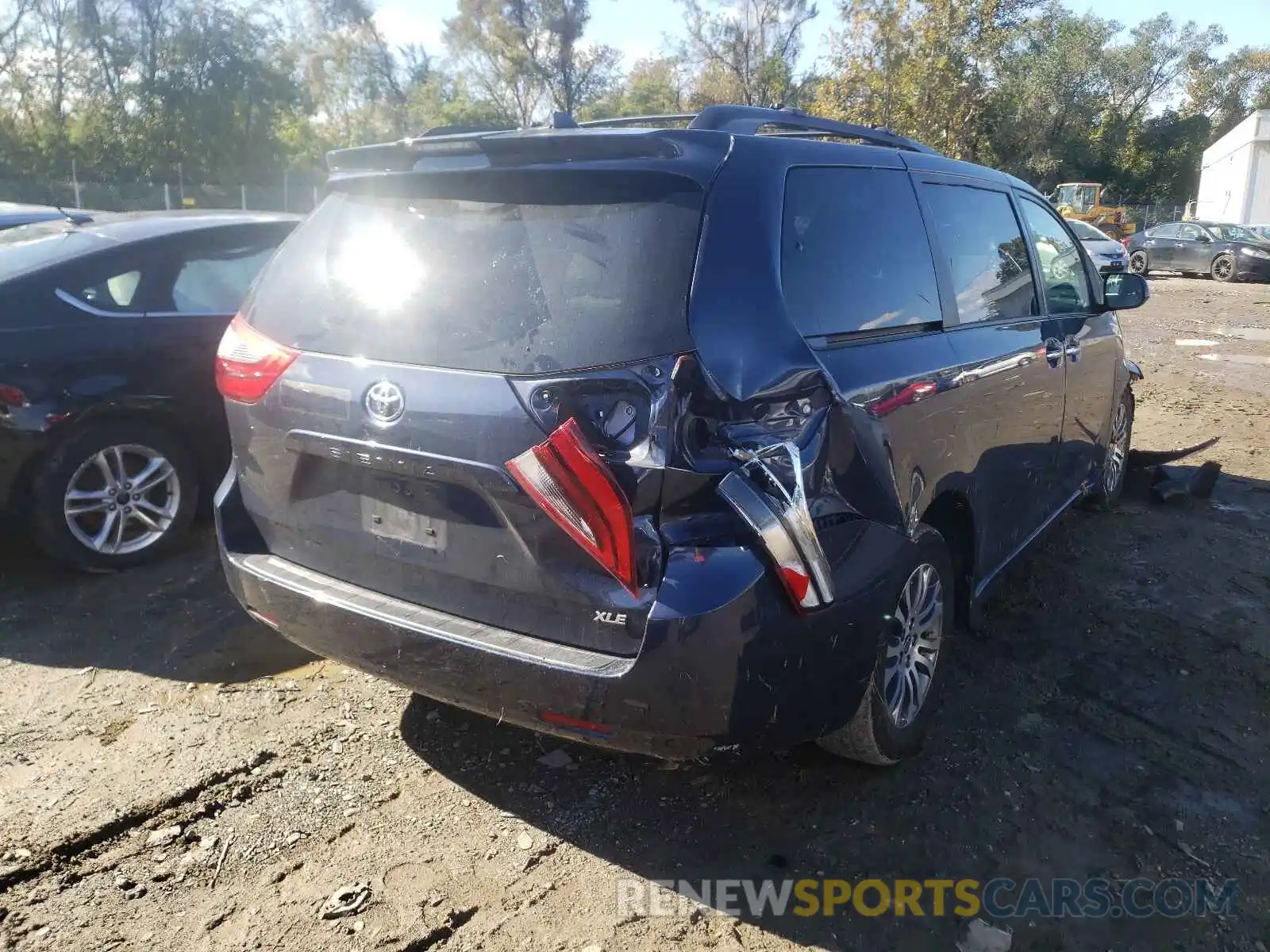 4 Photograph of a damaged car 5TDYZ3DC1LS060739 TOYOTA SIENNA 2020